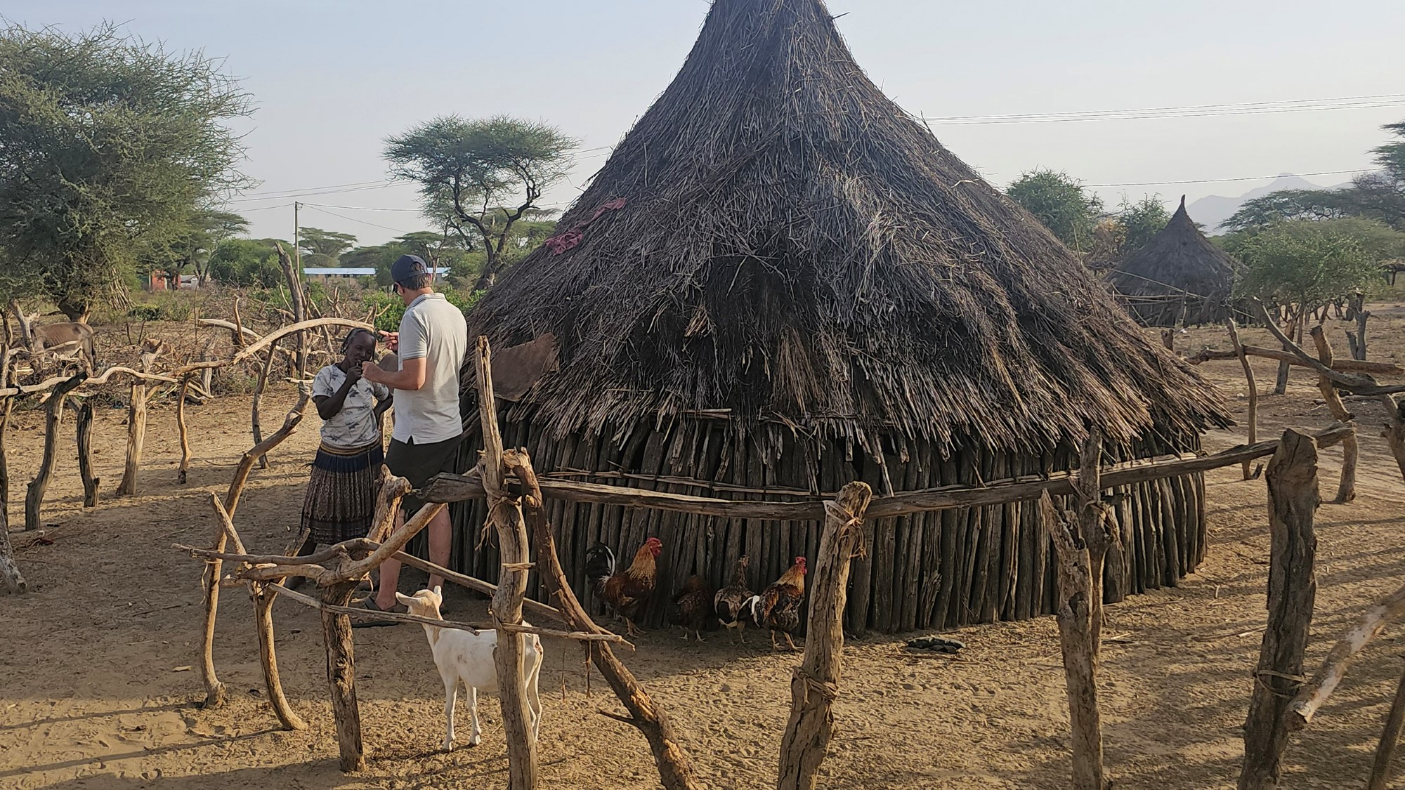 Hans Ovar og Qacha samtaler utenfor huset