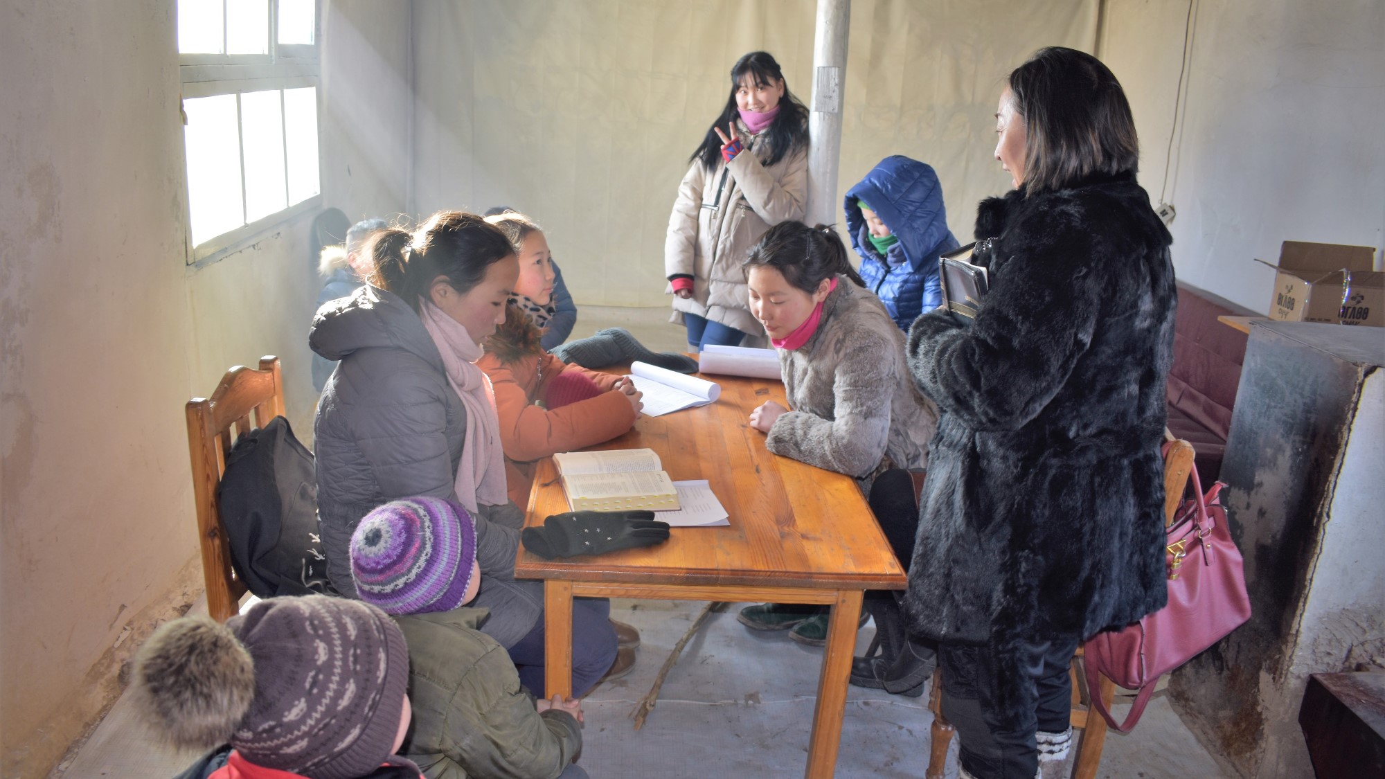 Barna i Erdenburen får undervisning ifra Bibelen.