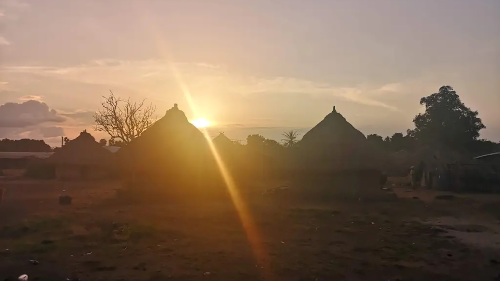 Afrikansk landsby i solnedgang