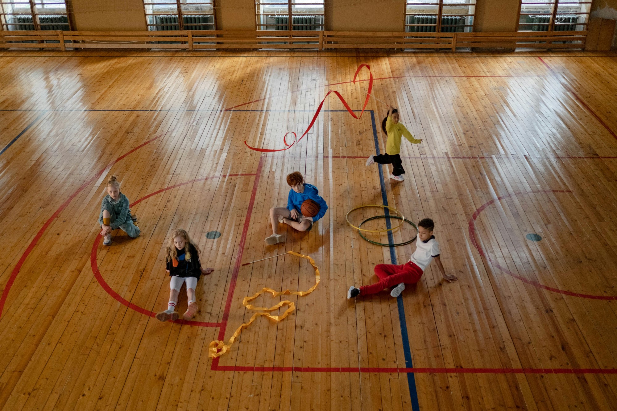 barn i gymsal