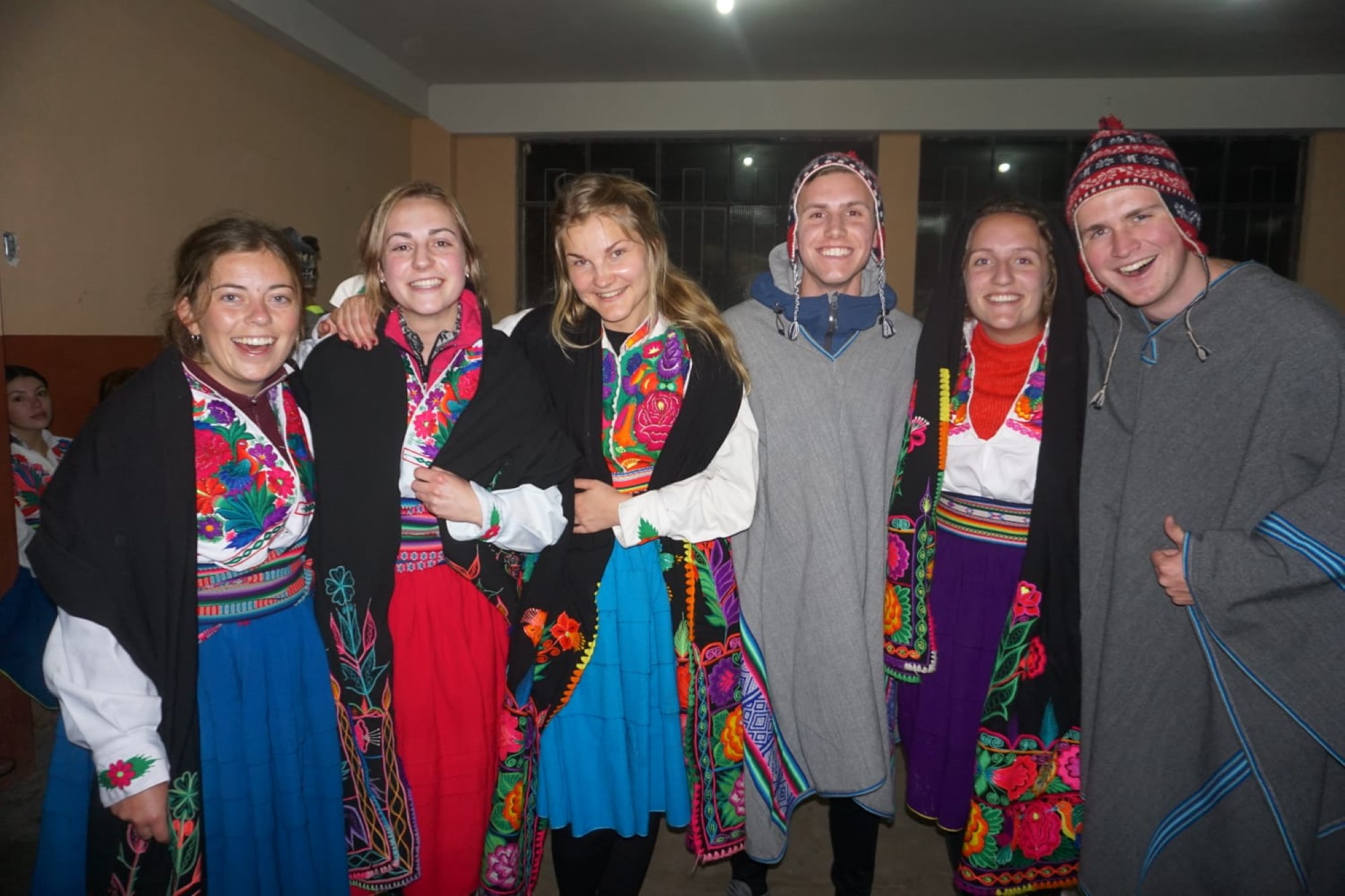 TEft-teamet kledd i tradisjonelle drakter fra høyfjellet i Peru.