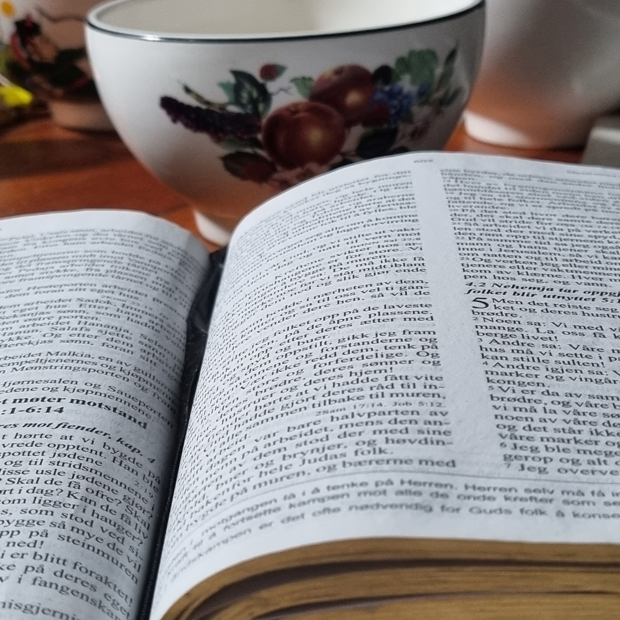 Bibel og kopp