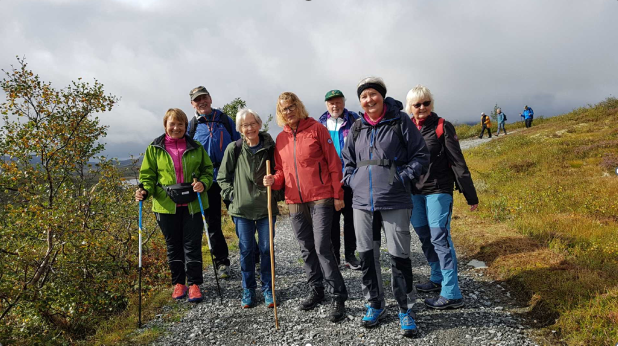 Glade mennesker på fjelltur