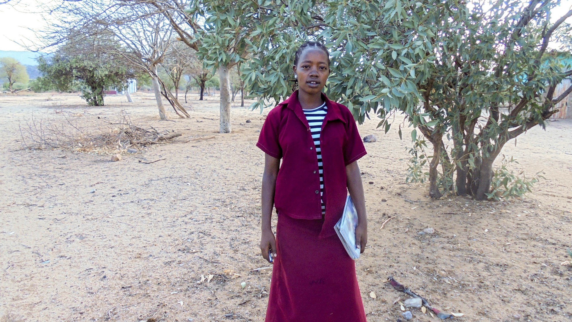 Ung etiopisk kvinne i lilla drakt smiler