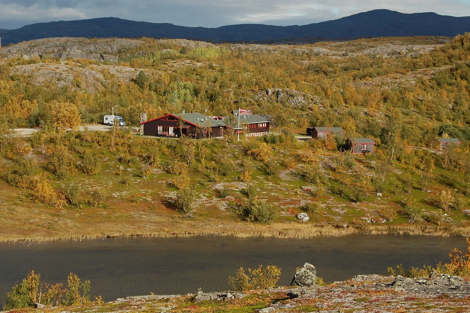 Karalaks leirsted med høstfarger i naturen