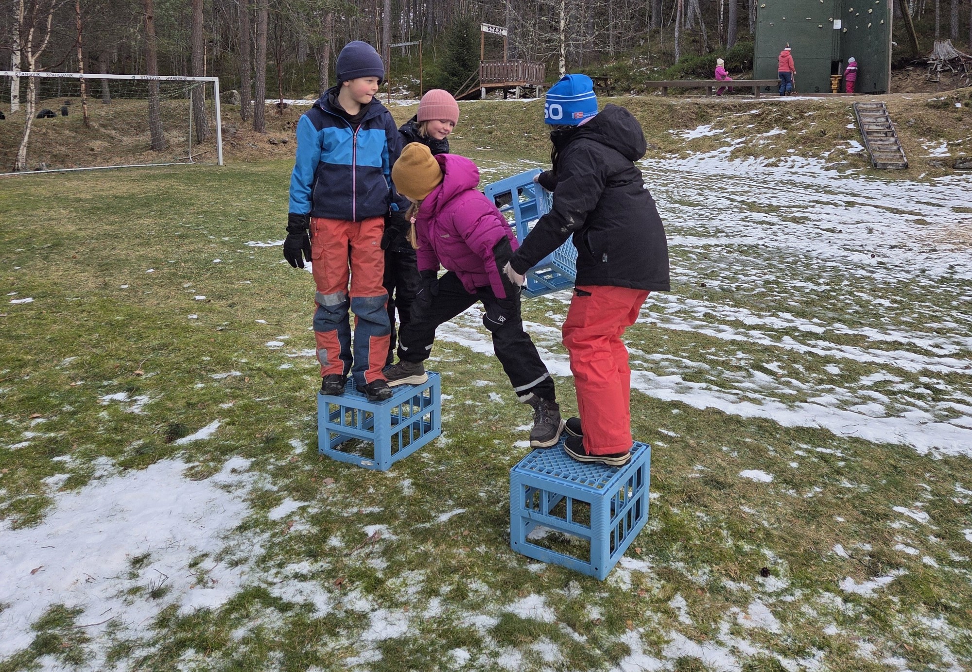 Bildet viser barn i aktivitet på Solhøgda