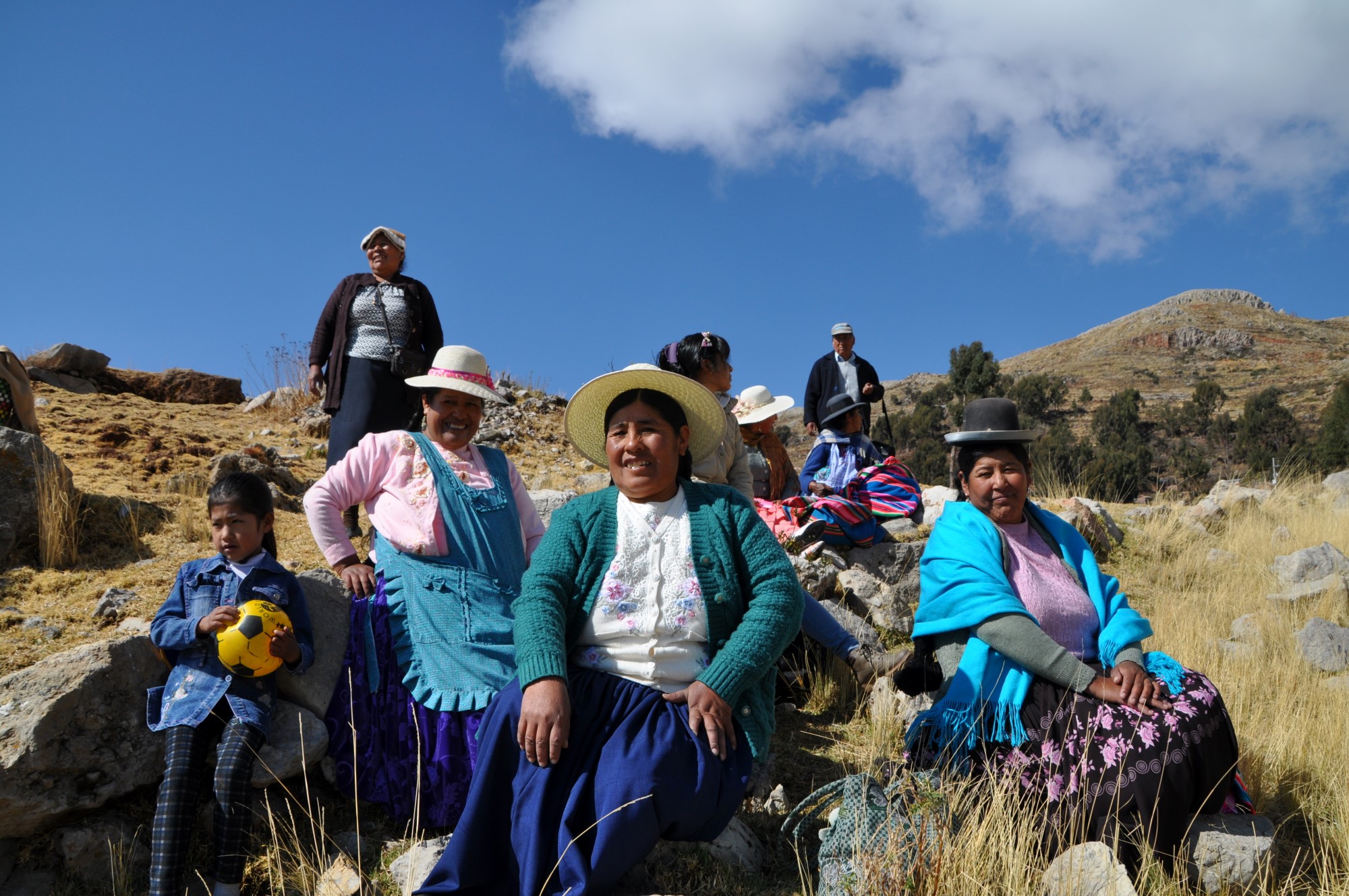 Bilde av en gruppe folk fra Aymara på et fjell.
