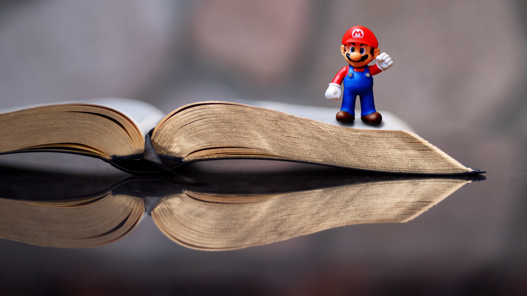 En Mario-figur oppå en bibel.