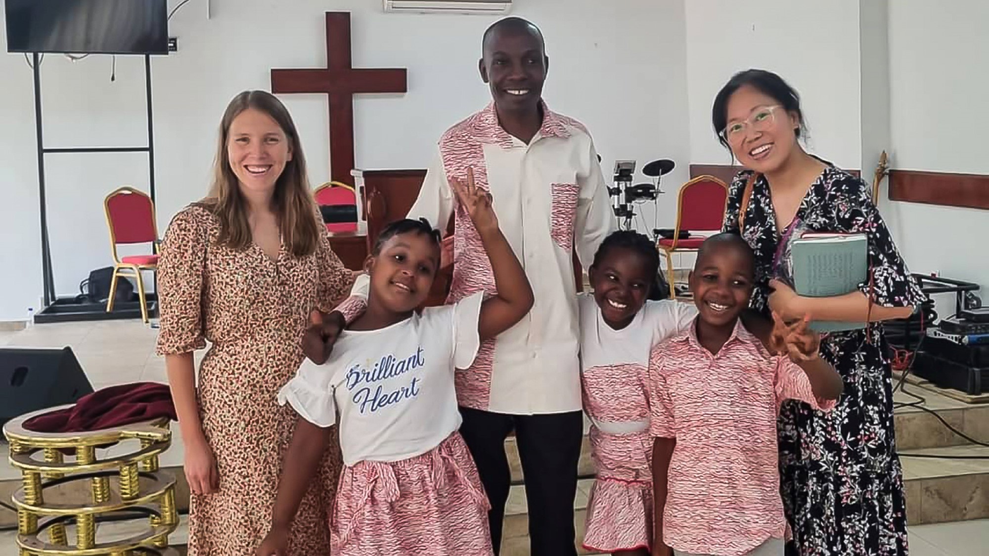 Helene og en familie på gudstjeneste i den internasjonale menigheten "Maison de la destinée"