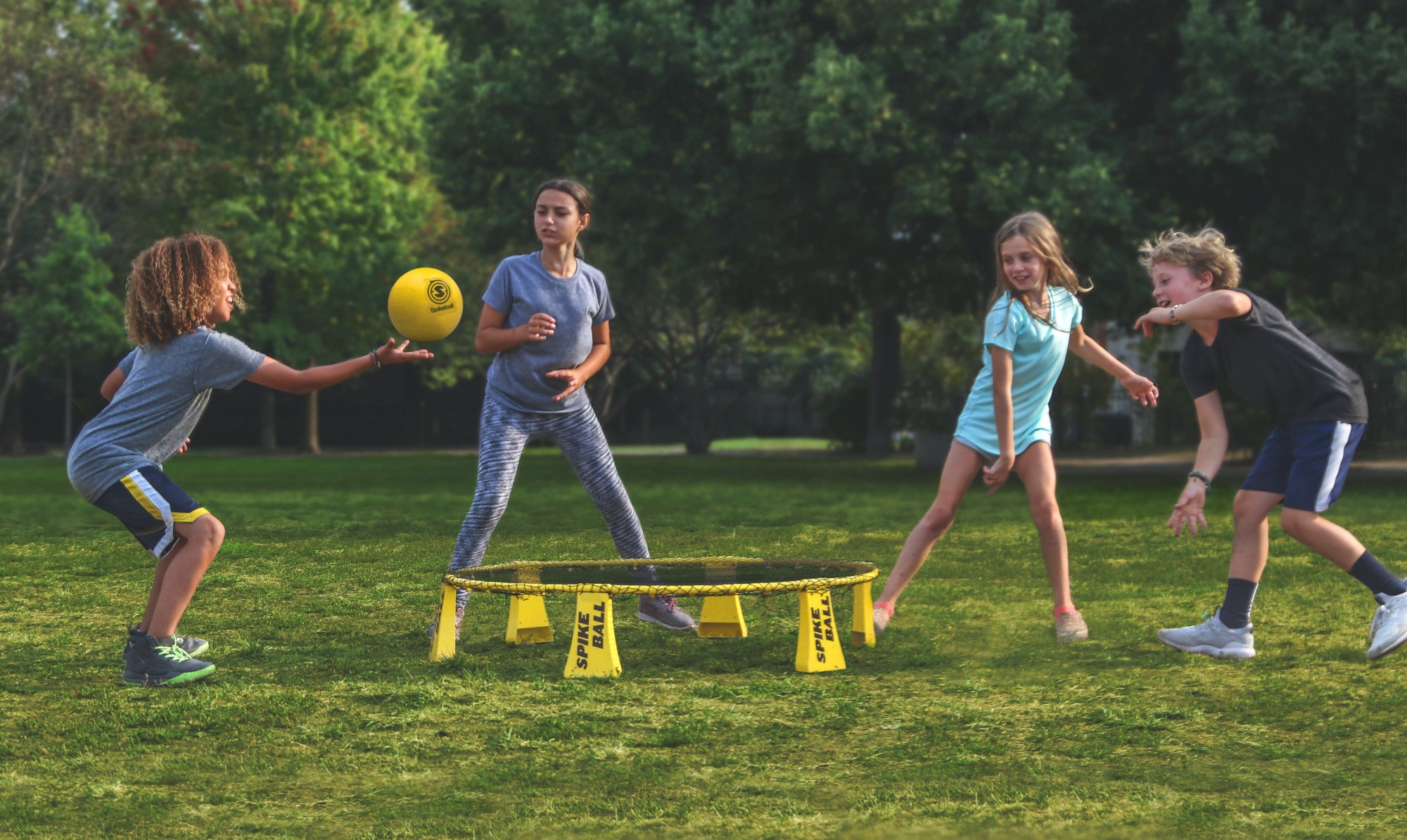 Spikeball-spillende barn