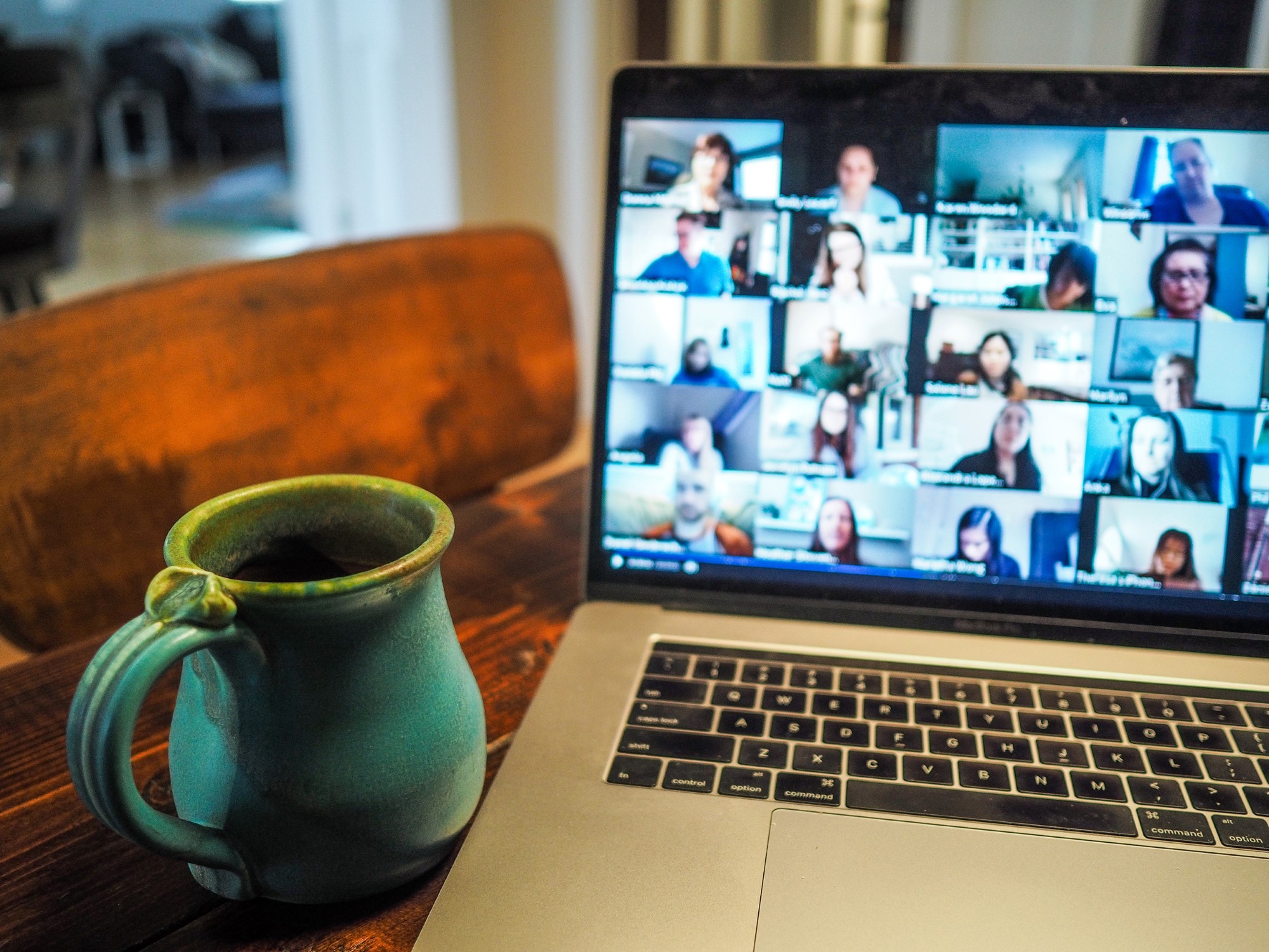 Kaffekopp og kursdeltakere på PC-skjerm