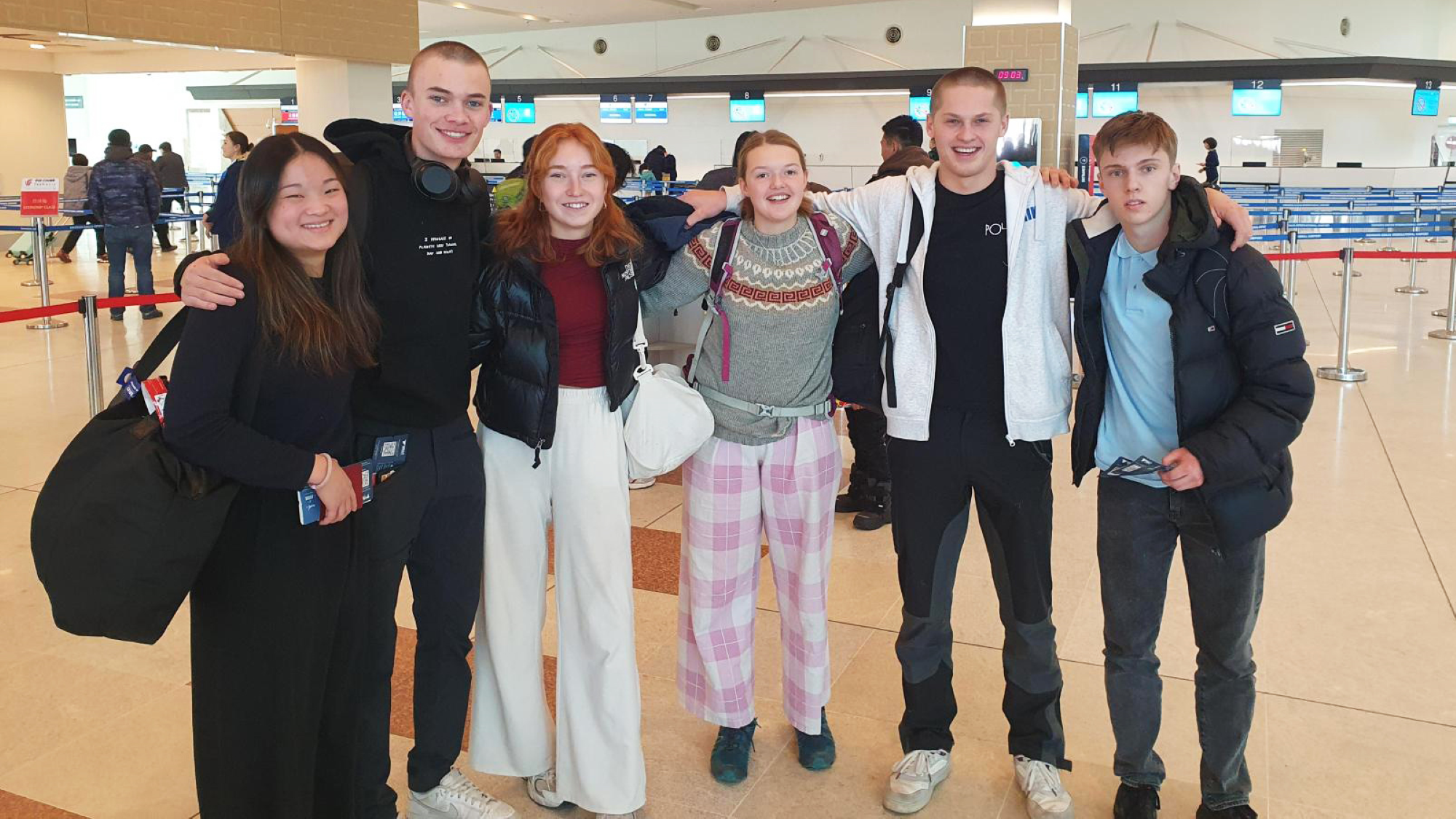 Avskjed med Mongolia på Chinggis Khan airport Ulanbaatar.  Fra venstre: Oda Marie Ellefsen (Hans Nielsen Hauge), Markus Fikstvedt Goa (Drottningborg), Ine Olaisen (Kvitsund), Marie Tollefsen (Kvitsund), Sivert Lia (Drottningborg) og Eivind Stie (Hans Nielsen Hauge)