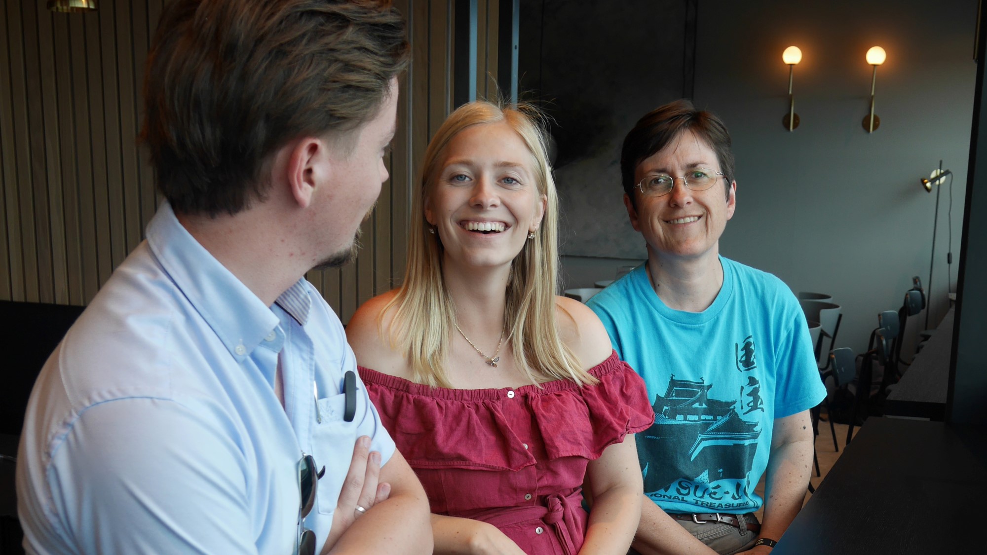 Marius og Karoline Bergersen og Inger Valbø i samtale.