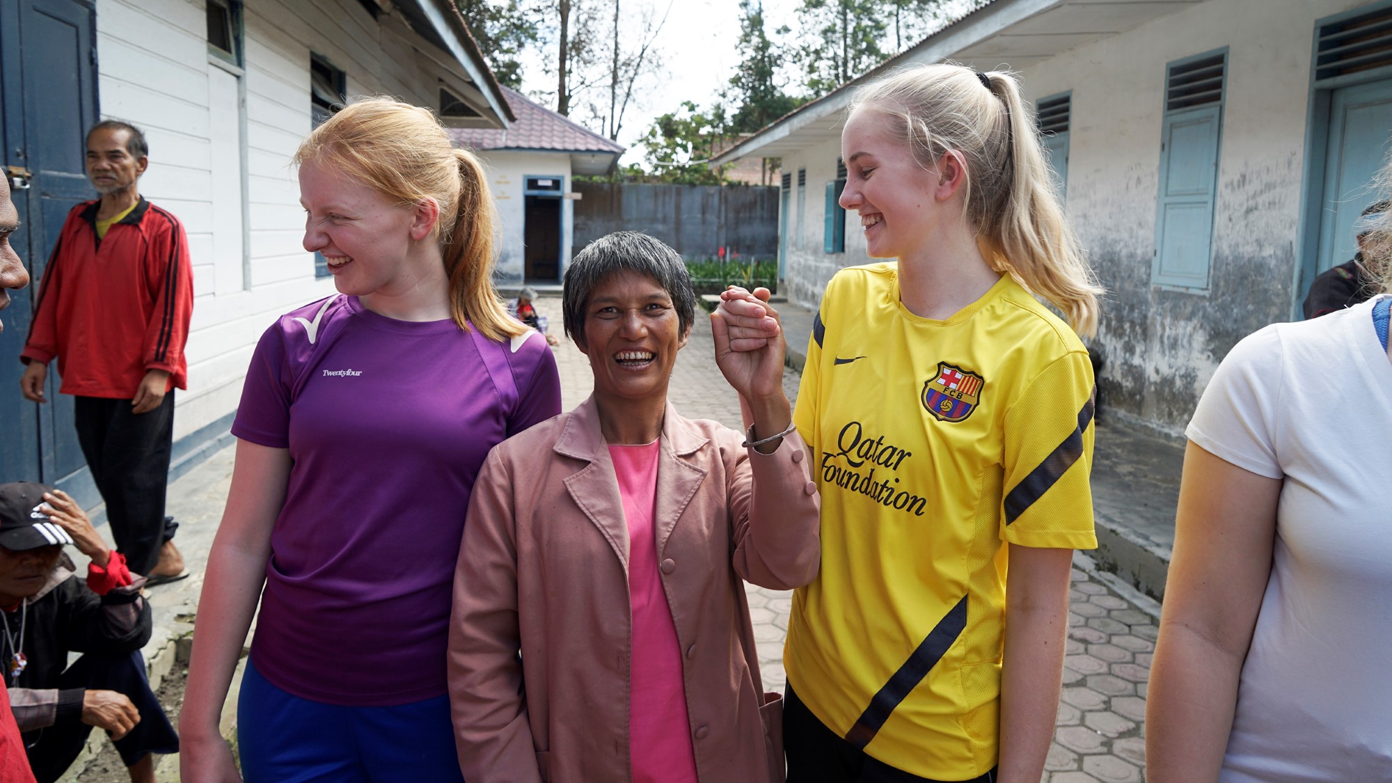 To unge norske kvinner sammen med blid indonesisk kvinne