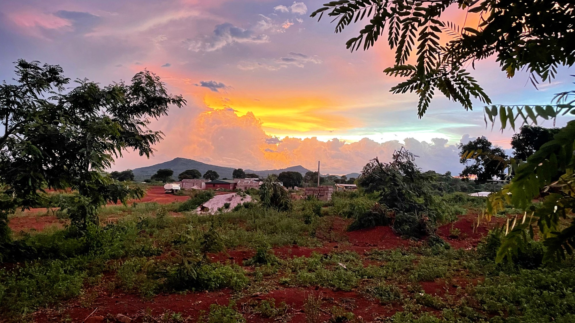Vakker solnedgang over afrikansk landskap