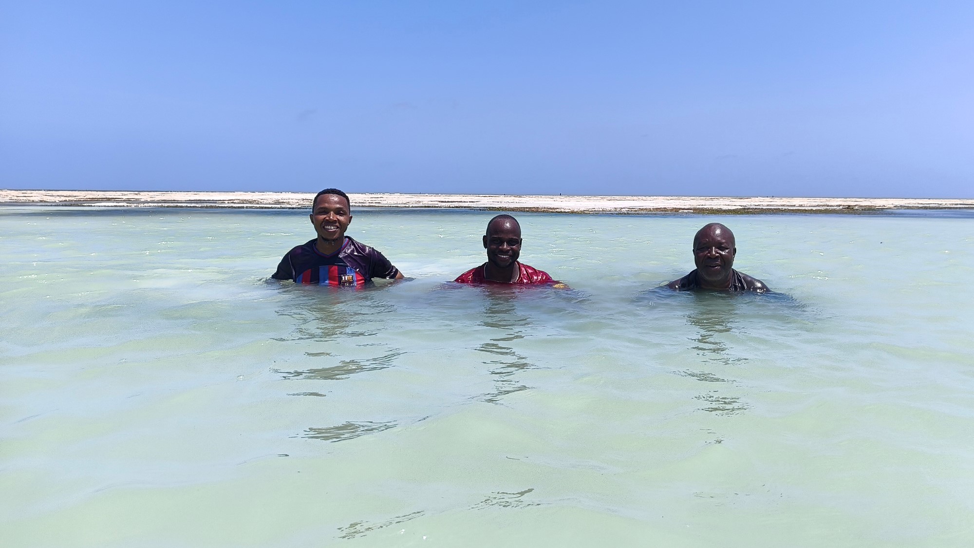 Tre kenyanske menn badar