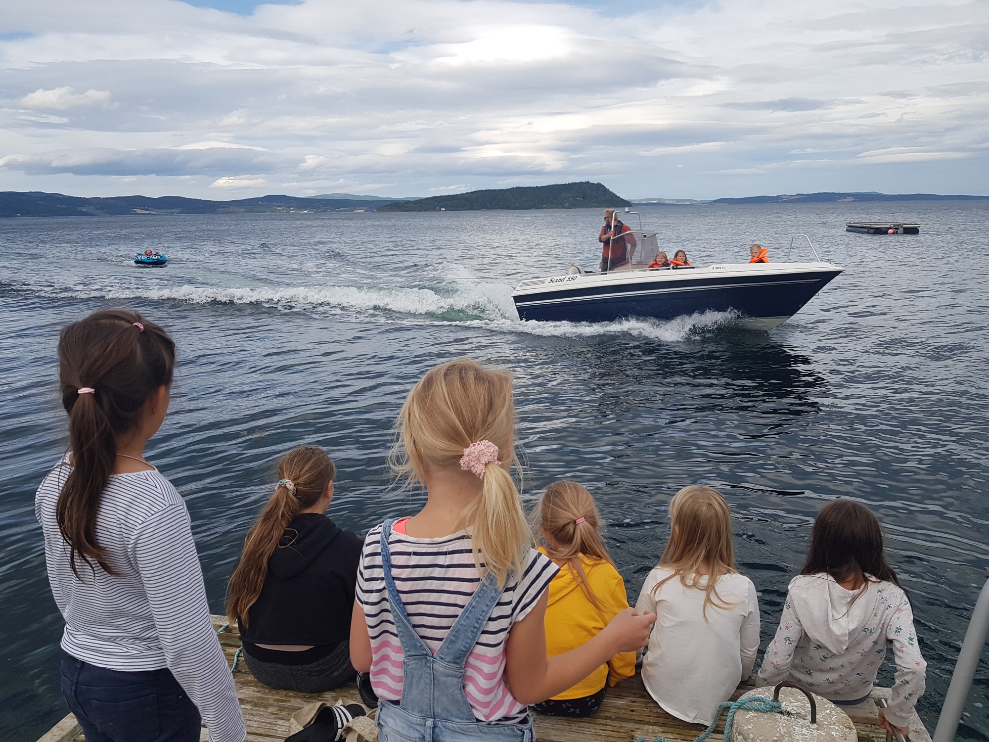 Barn ser på tubekjøring