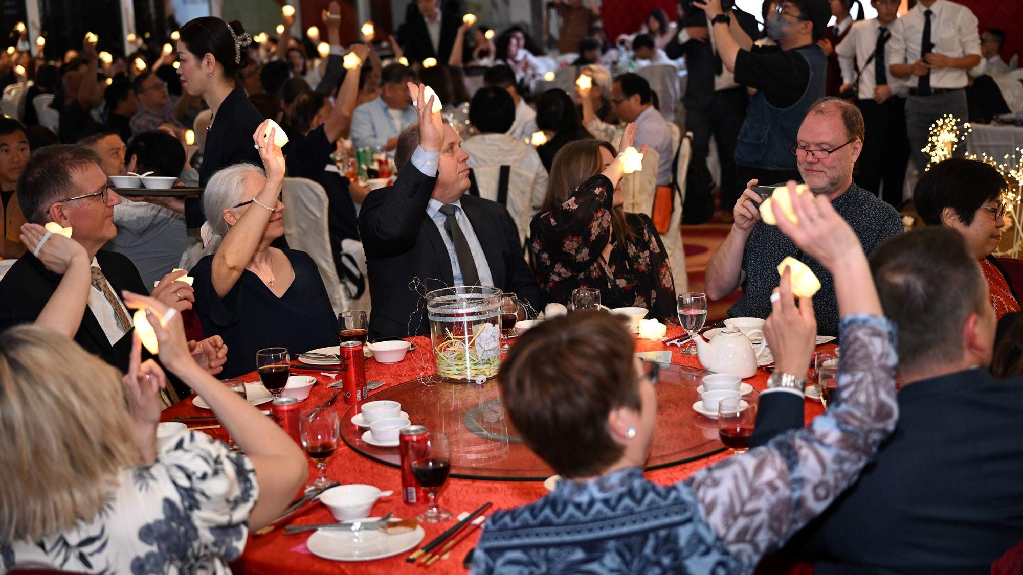 Hele salen løfter små lys