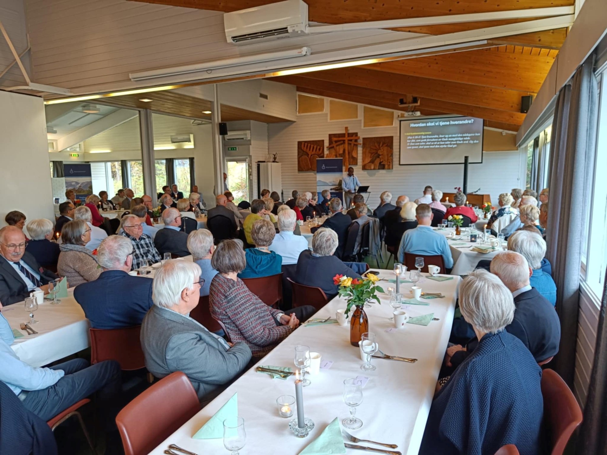 Bildet viser mange mennesker samlet til medarbeiderfest på Vestheim