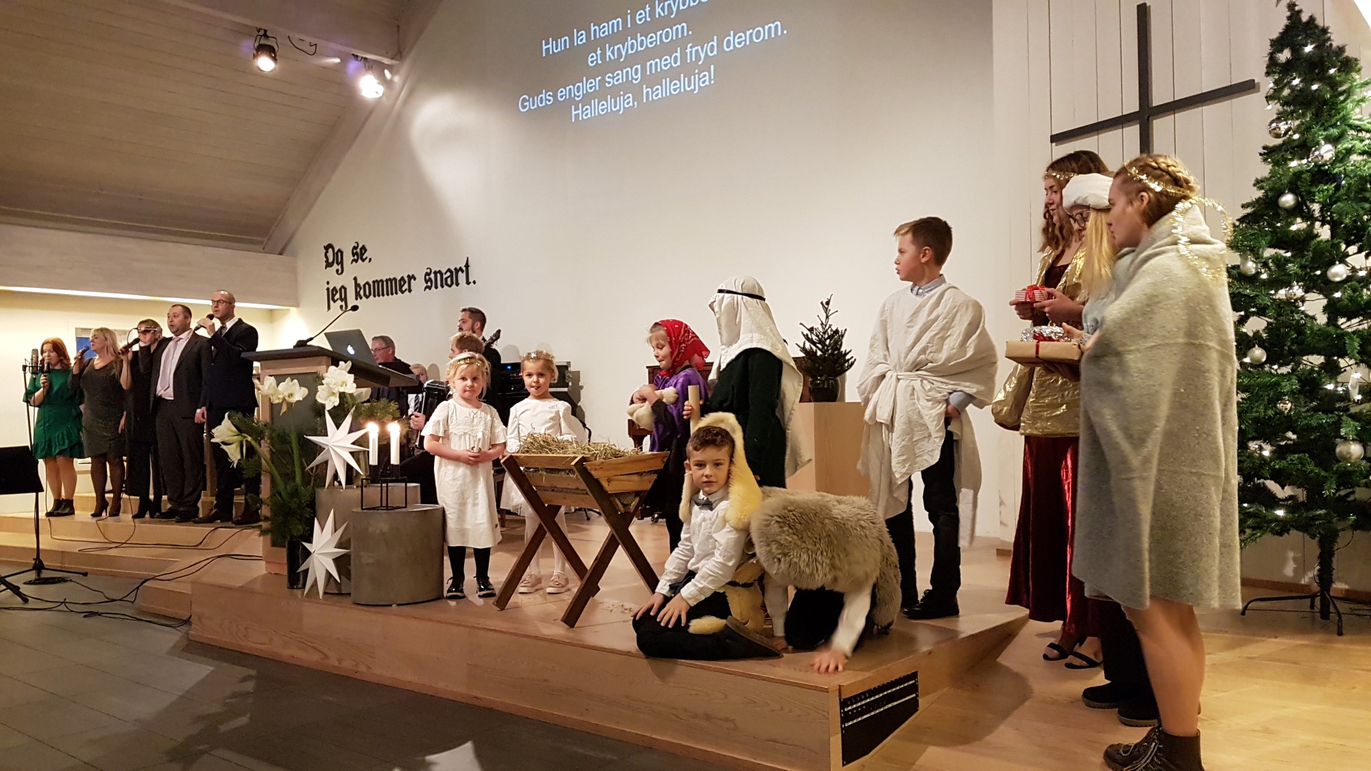 Barn dramatiserer juleevangeliet