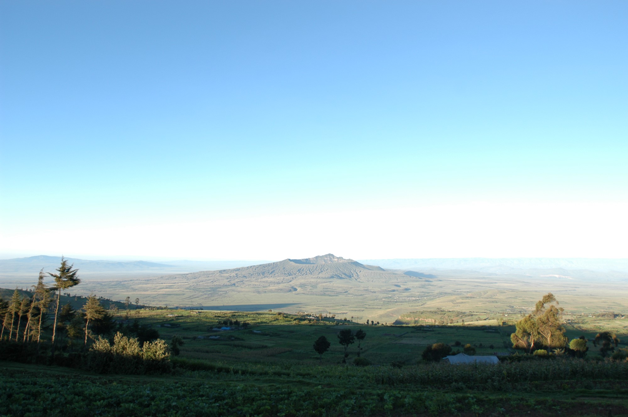 Øde slette med fjell og himmel i bakgrunnen