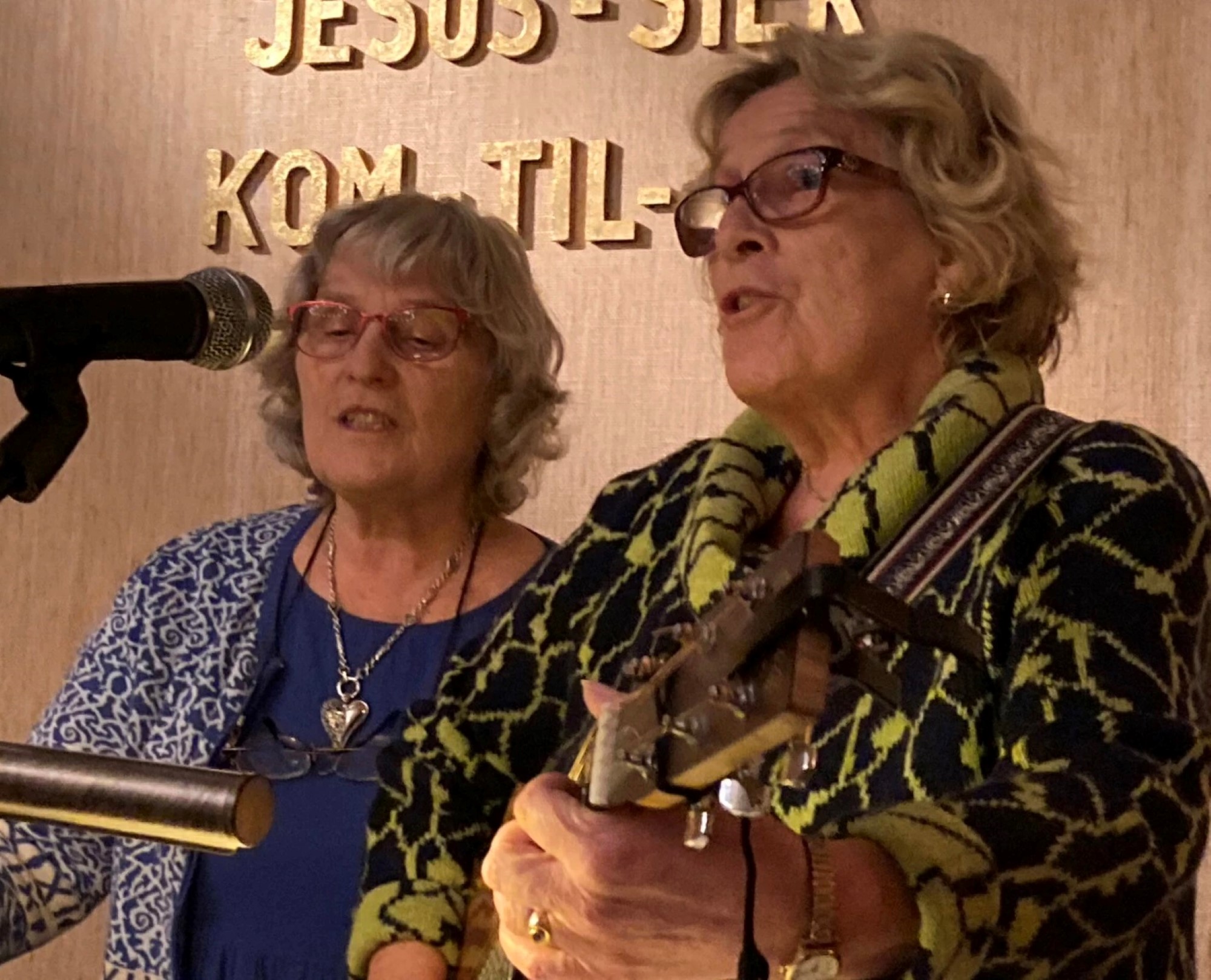Rannveig og Ruth synger