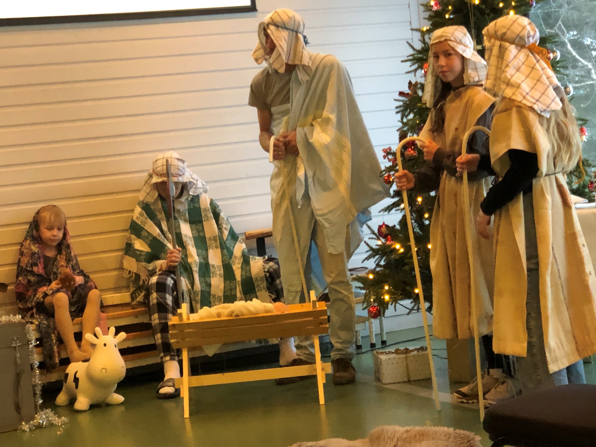 Bildet viser gjetere som besøker Jesusbarnet i stallen.