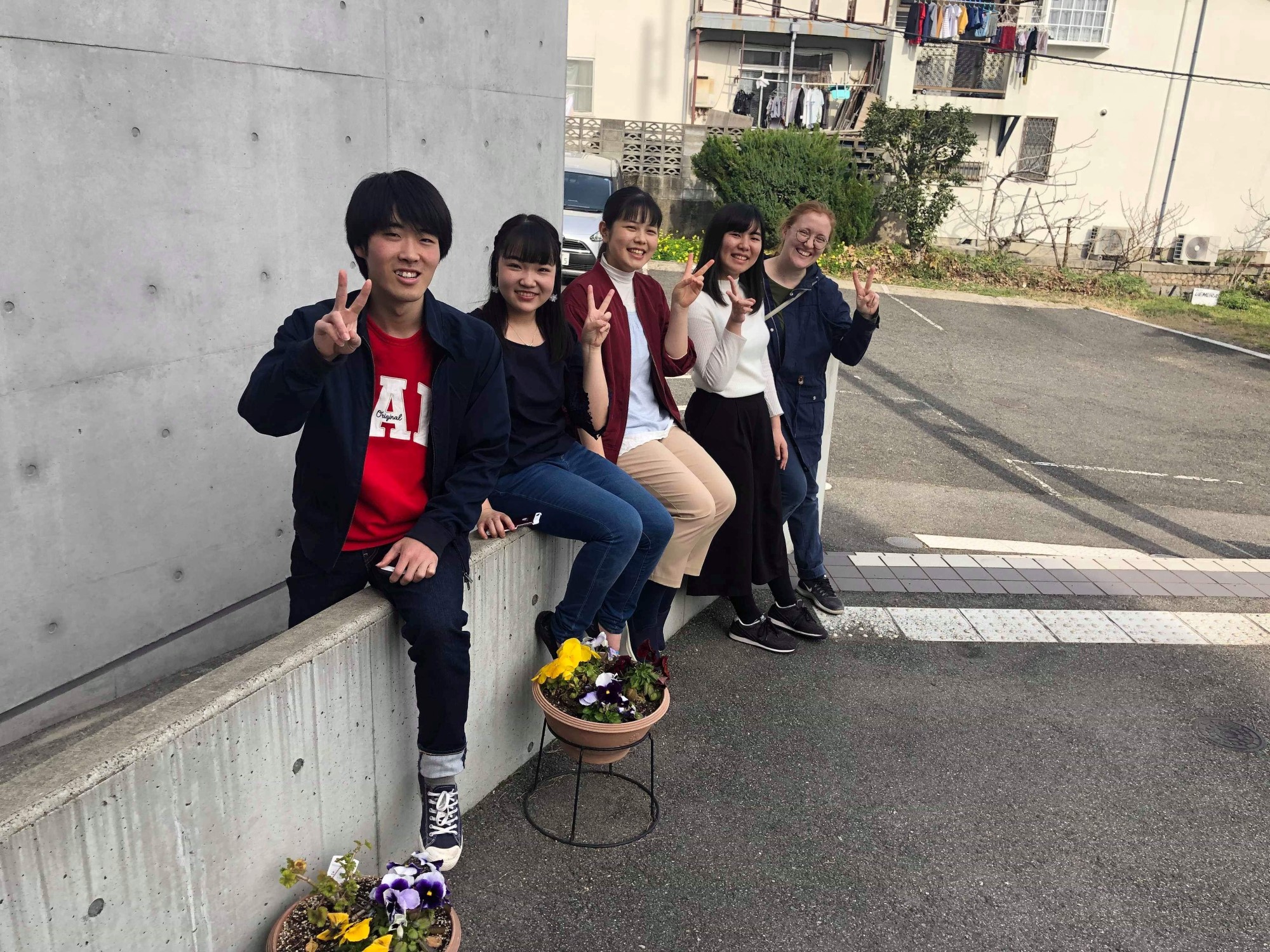 Japanske ungdom som viser peace-tegnet.