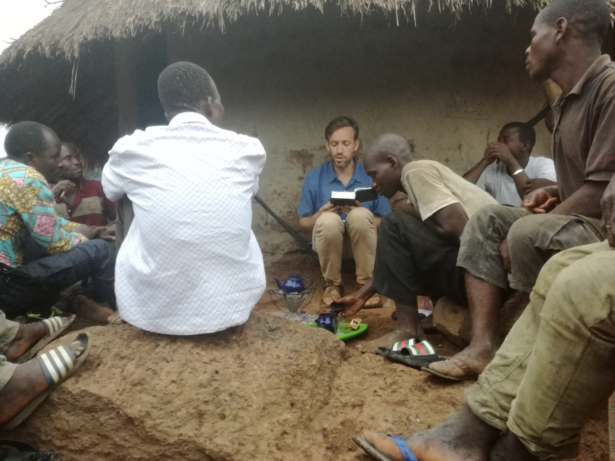 Fredrik har bibelundervisning i en landsby