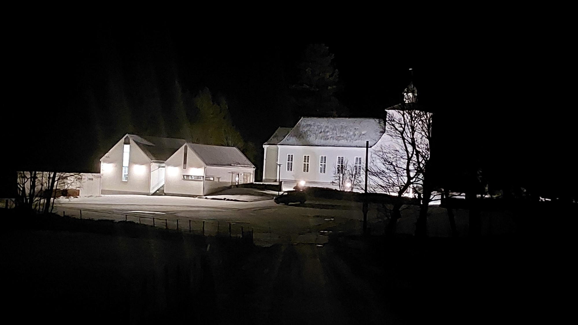 Helleland kirke med det nye menighetshuset i forgrunnen