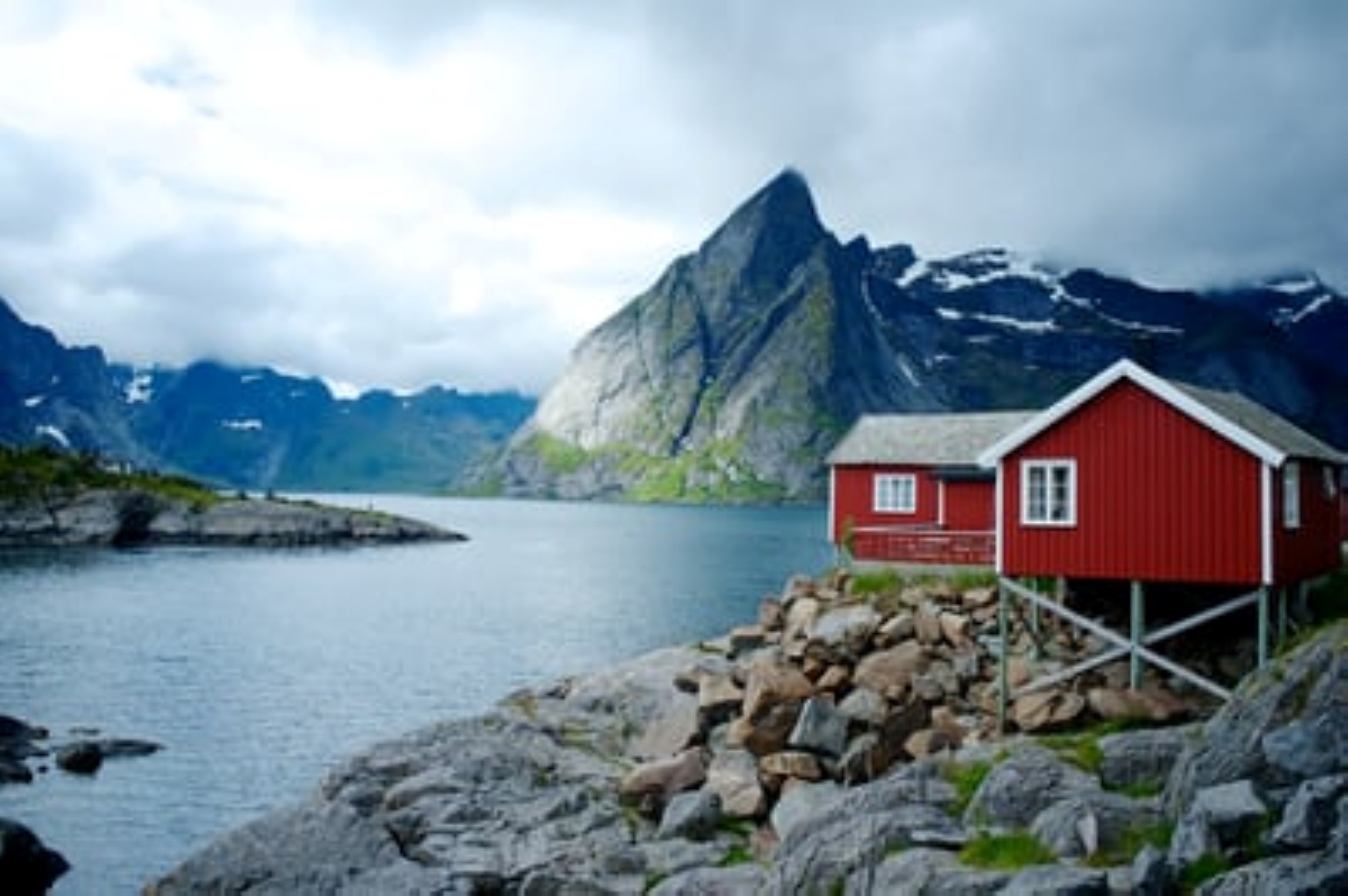 Rorbu med fjell i bakgrunnen