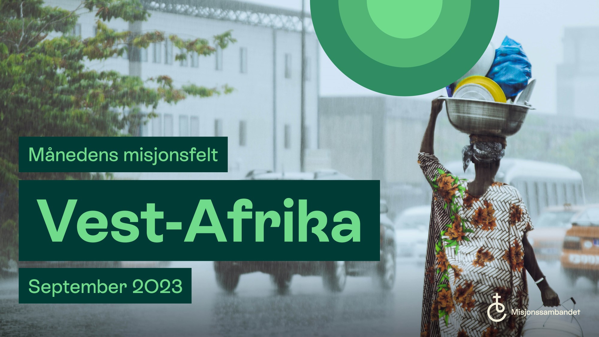 Tekstplakat månedens misjonsfelt september 2023 Vest-Afrika. Bilde av vest-afrikansk kvinne som bærer varer på hodet.