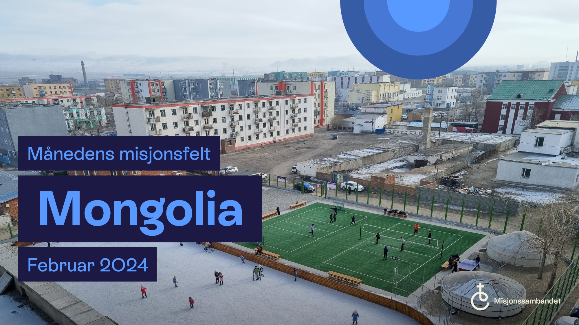 Tekstplakat månedens misjonsfelt februar 2024 Mongolia. Luftfoto av aktivitetssenter