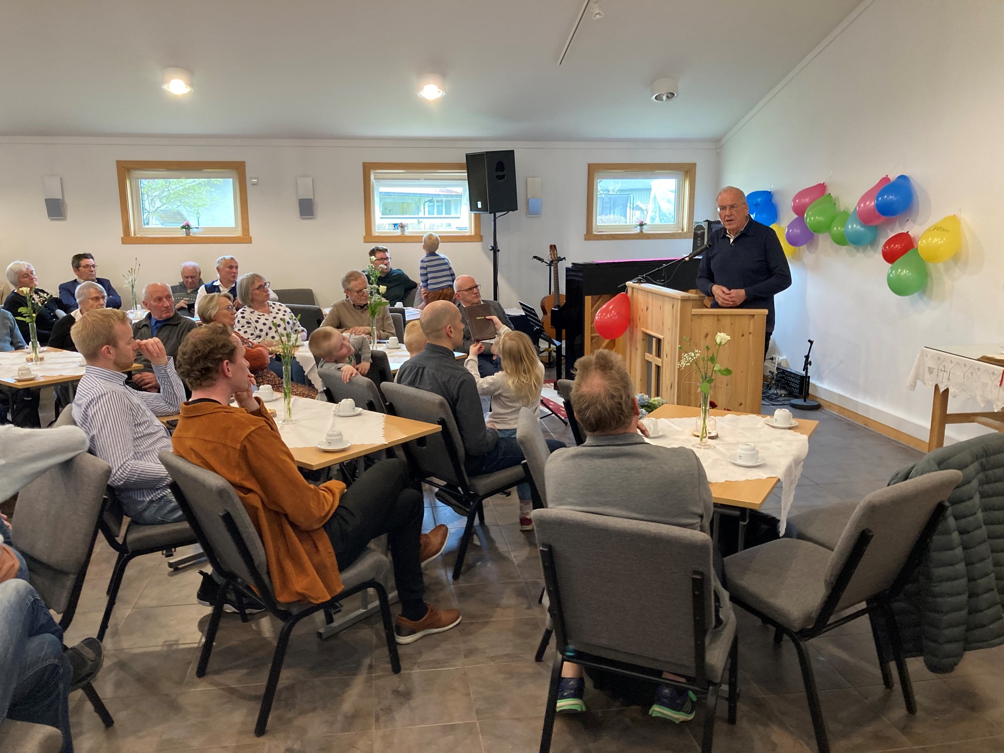 Kurt Hjemdal talte for en festkledt Rognan frikirke lørdag kveld