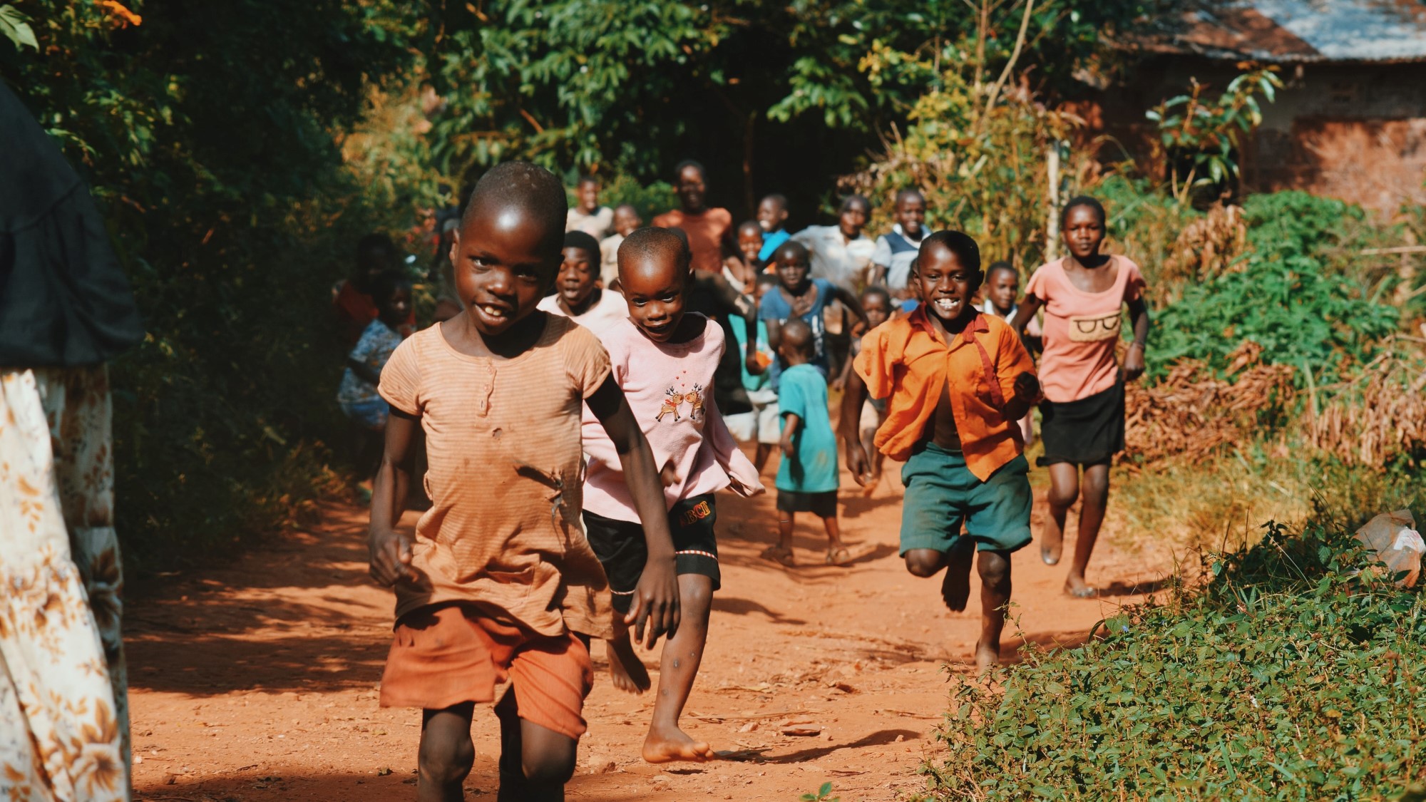 Etiopiske barn løper