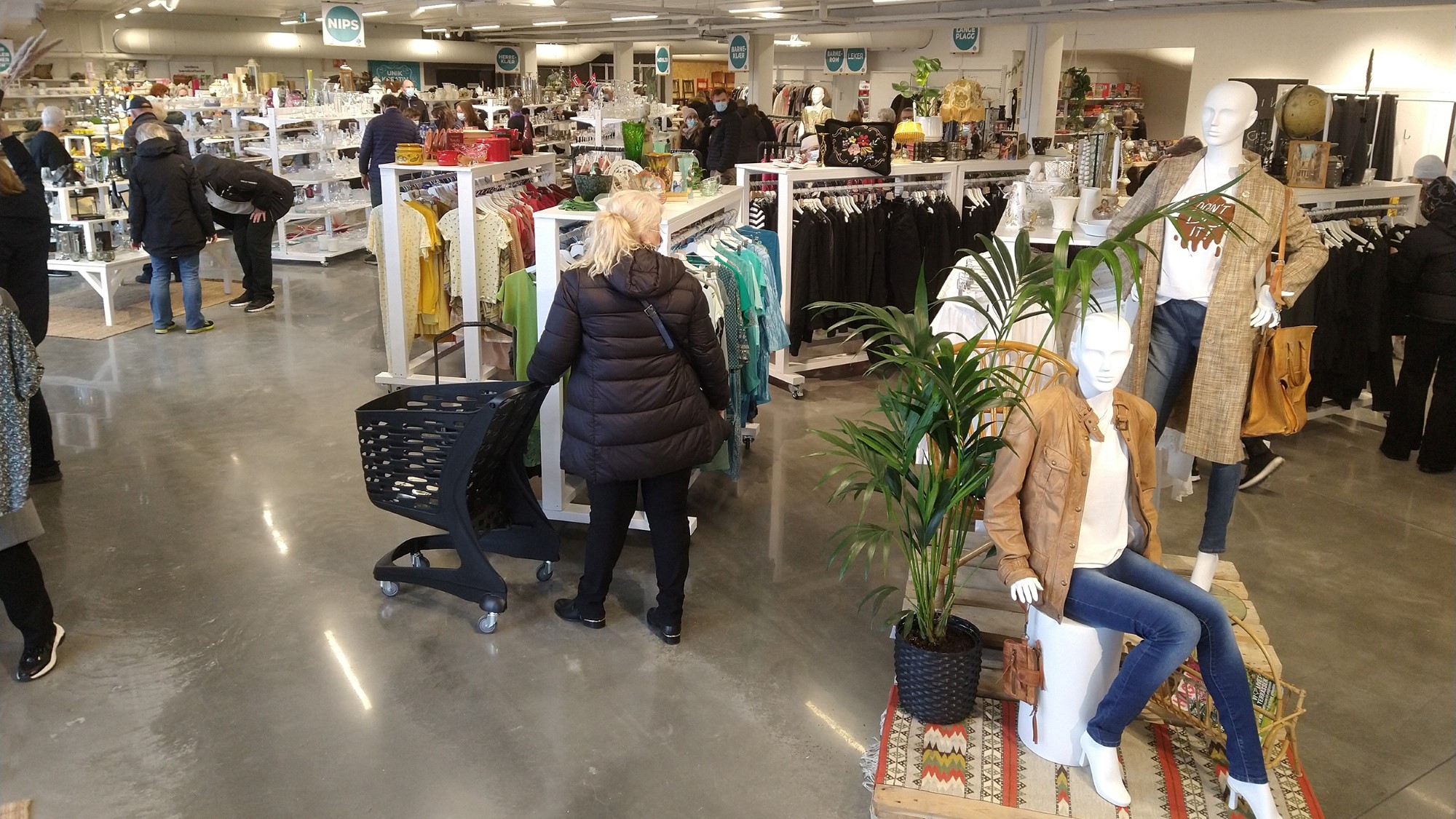 Stort og lyst butikklokale med mange varer