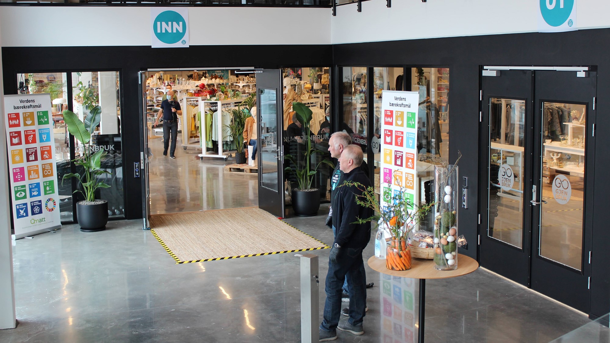 Separat inngang og utgang markert med skilt