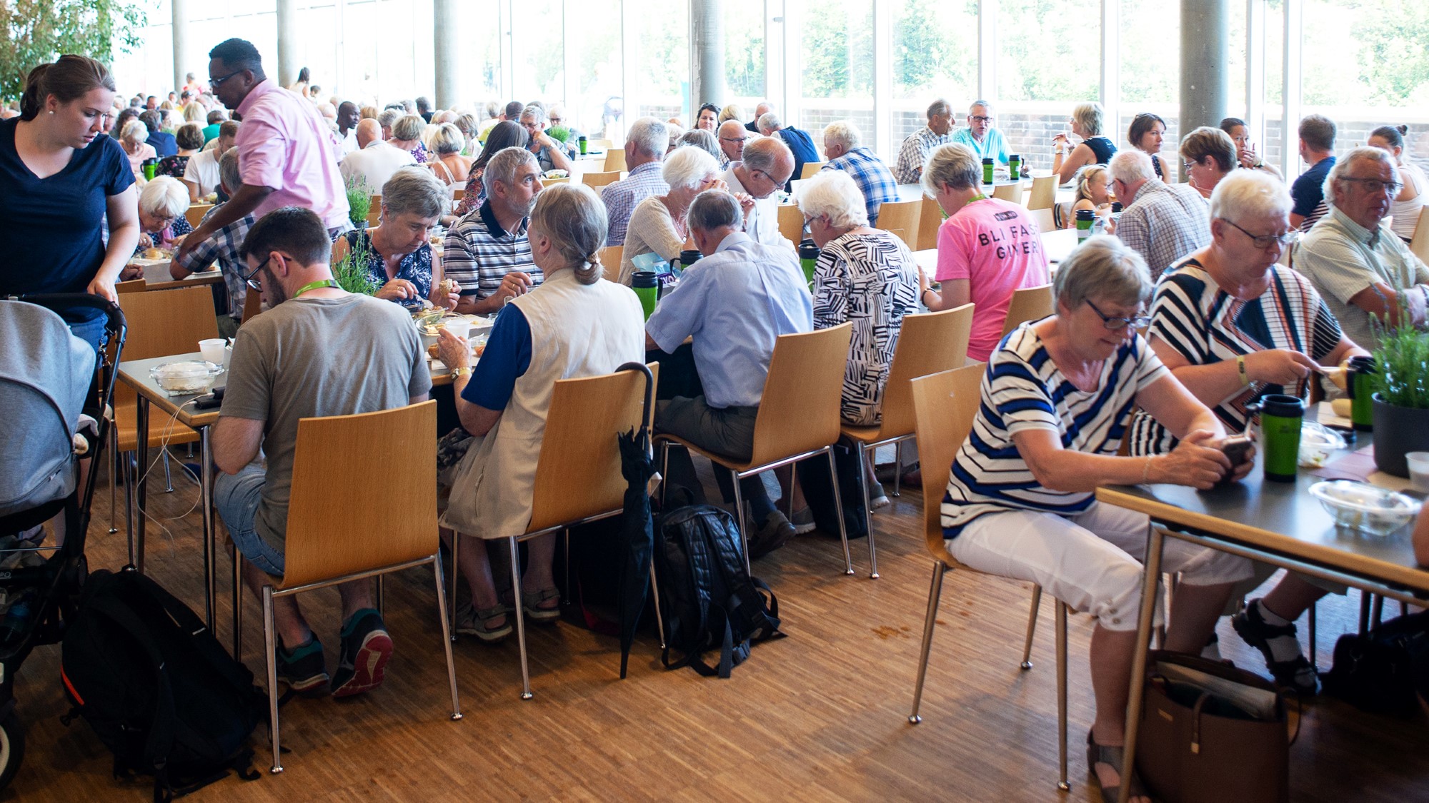 Deltakere spiser i matsal