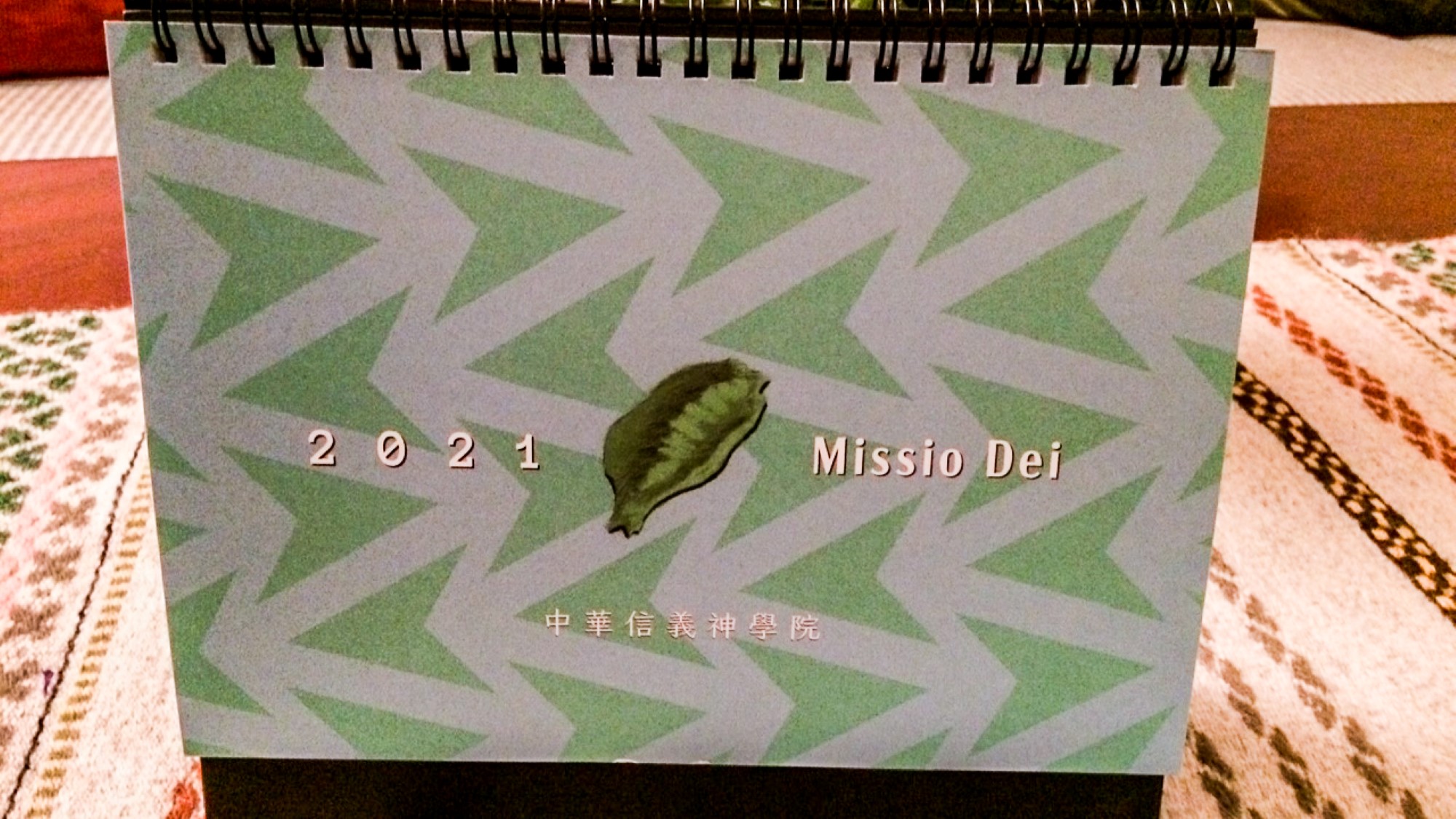 Forsiden på bordkalenderen. "Missio Dei".
