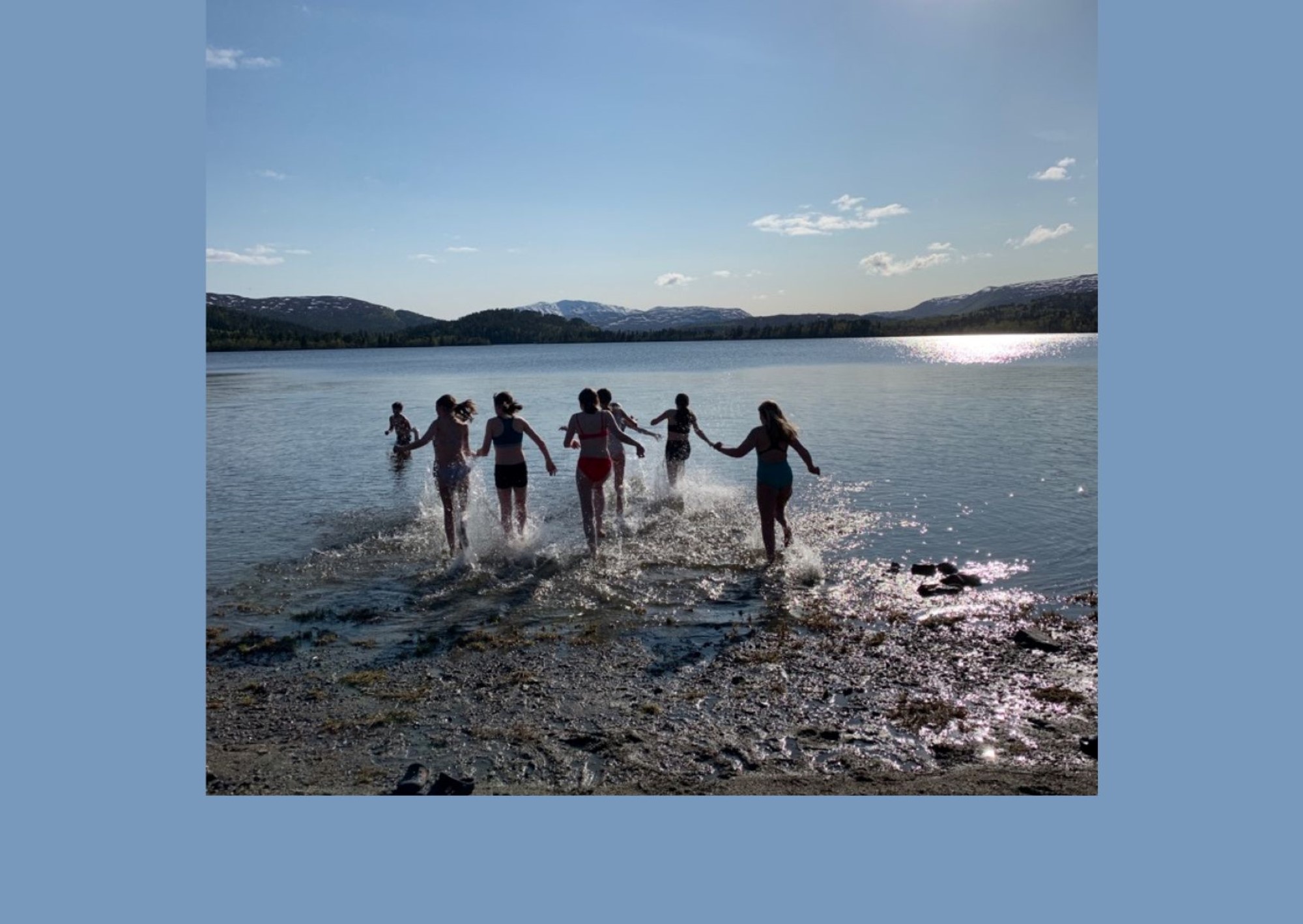 Ungdom bader ved Søvatnet