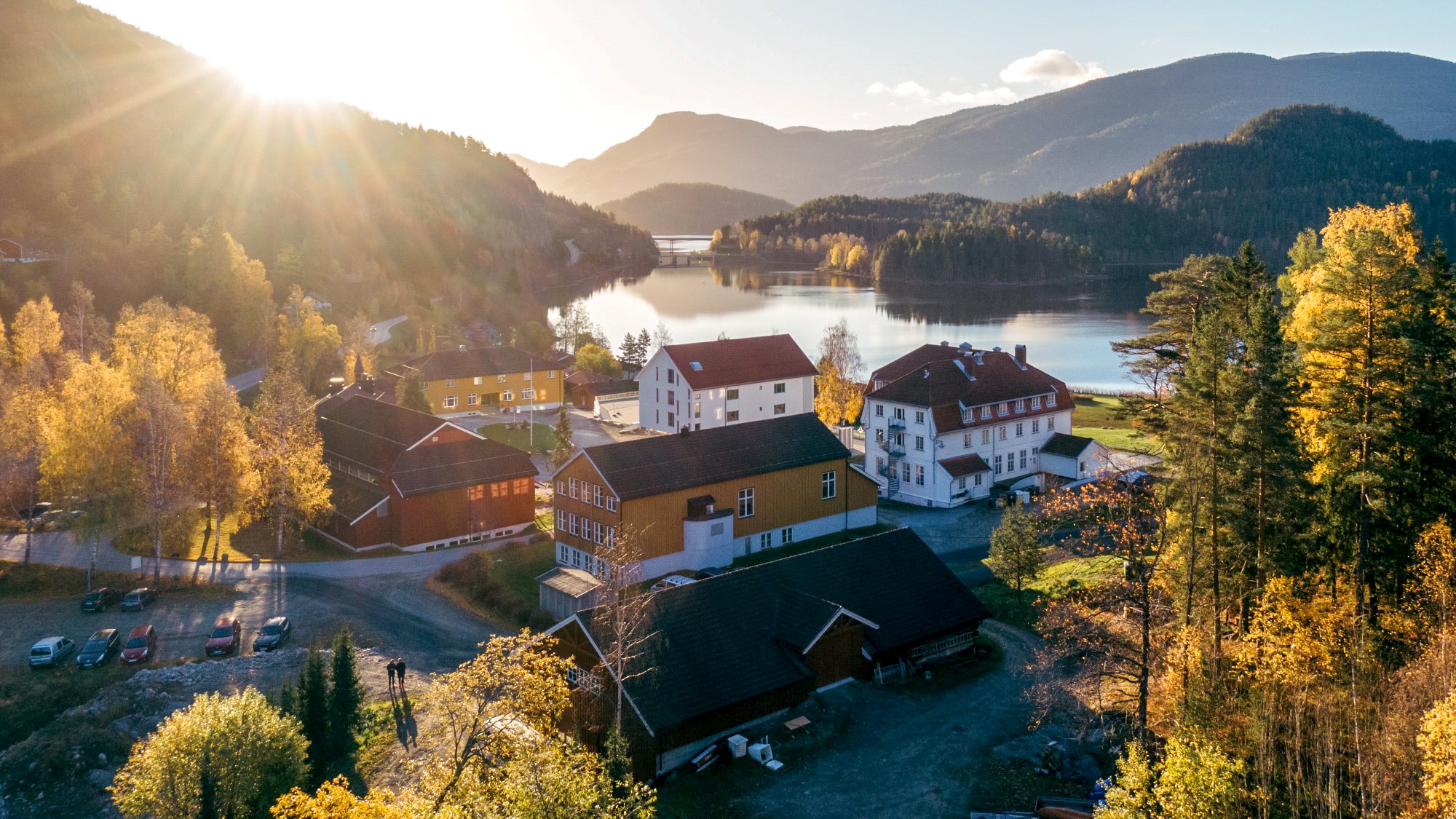 Kvitsund Gymnas i høstsol