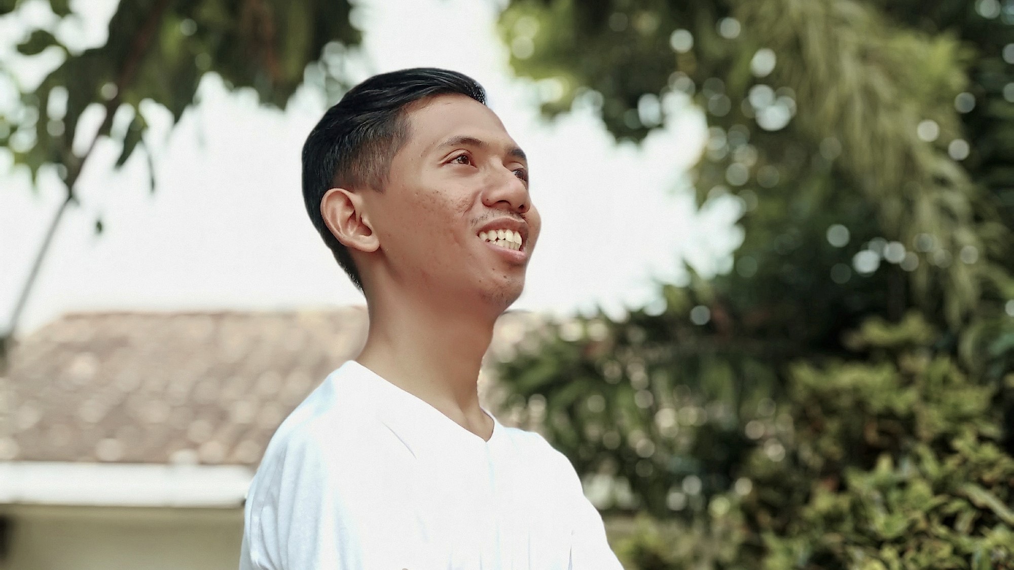 Glad indonesisk mann