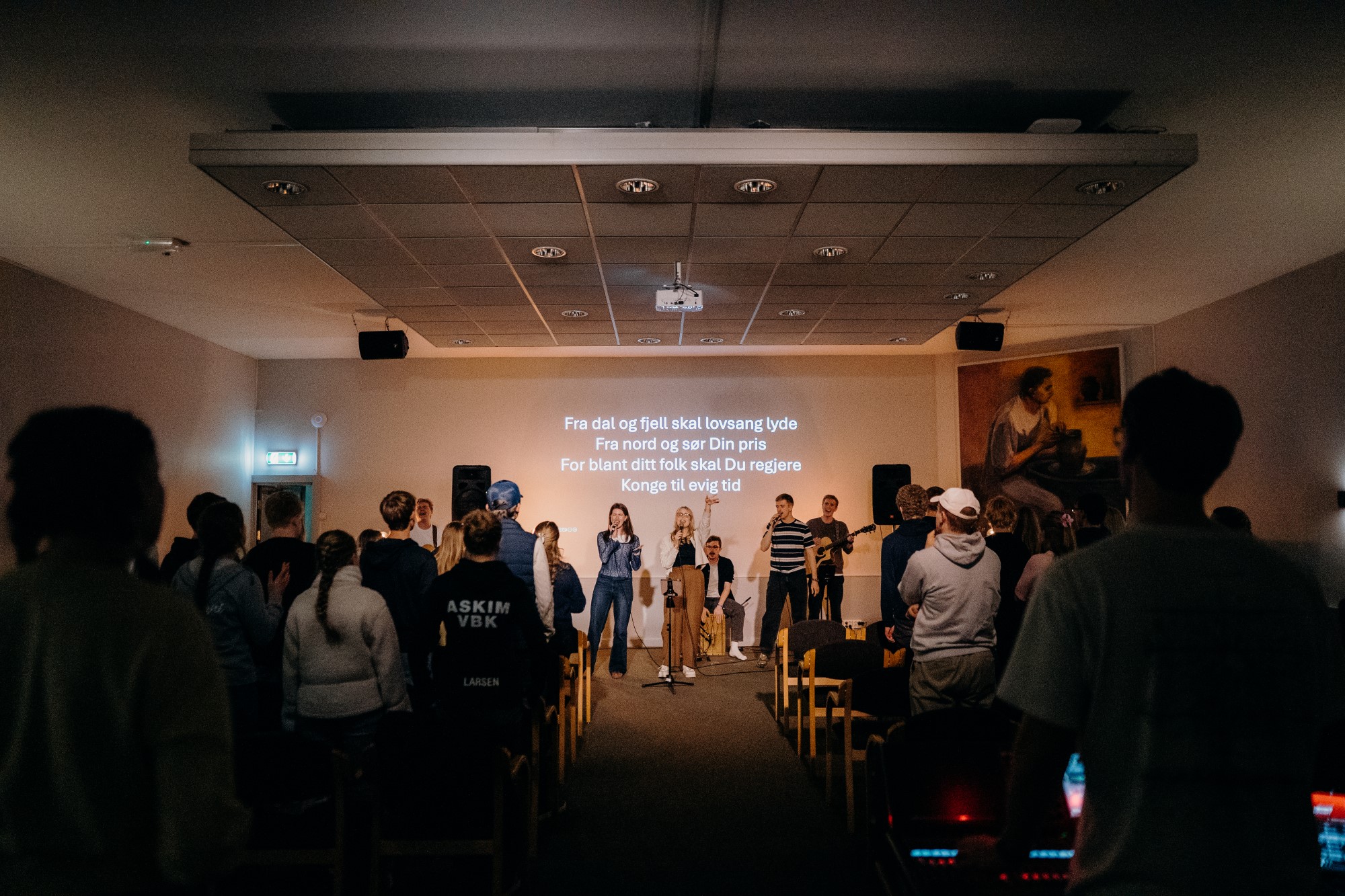 En forsamling som lovsynger