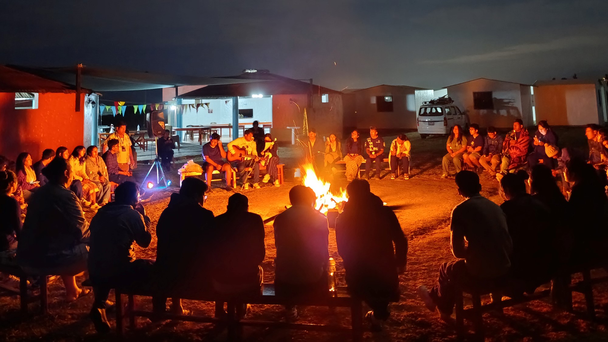 Samling rundt bålet