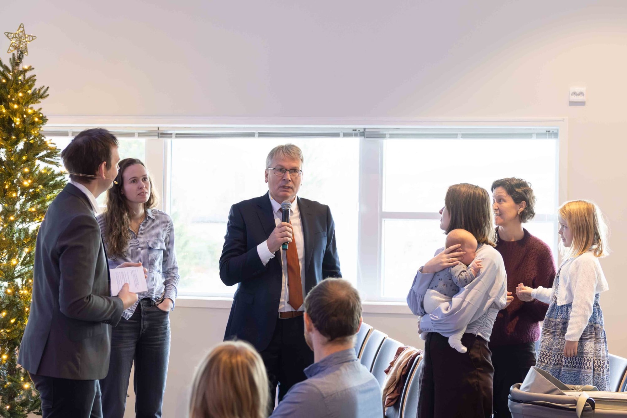 Bildet viser familien Engås som forteller om oppstarten i Misjonssalen