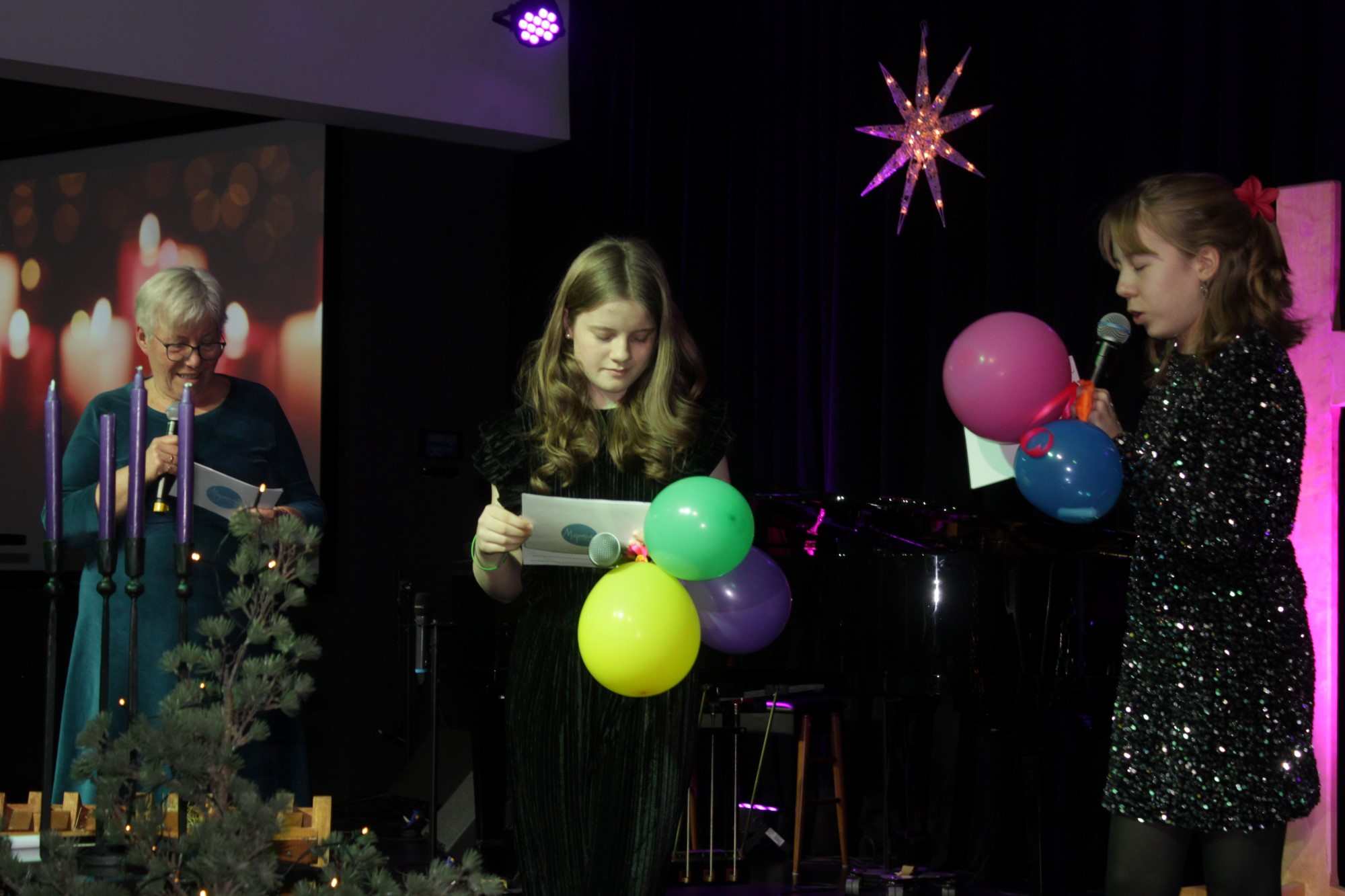 Bildet viser Mainy, Lydia og Aurora som leder festen