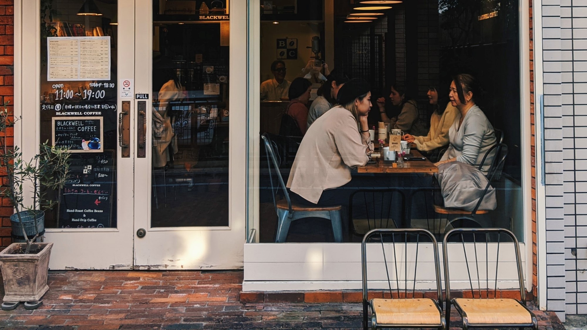 To japanske kvinner på kafé