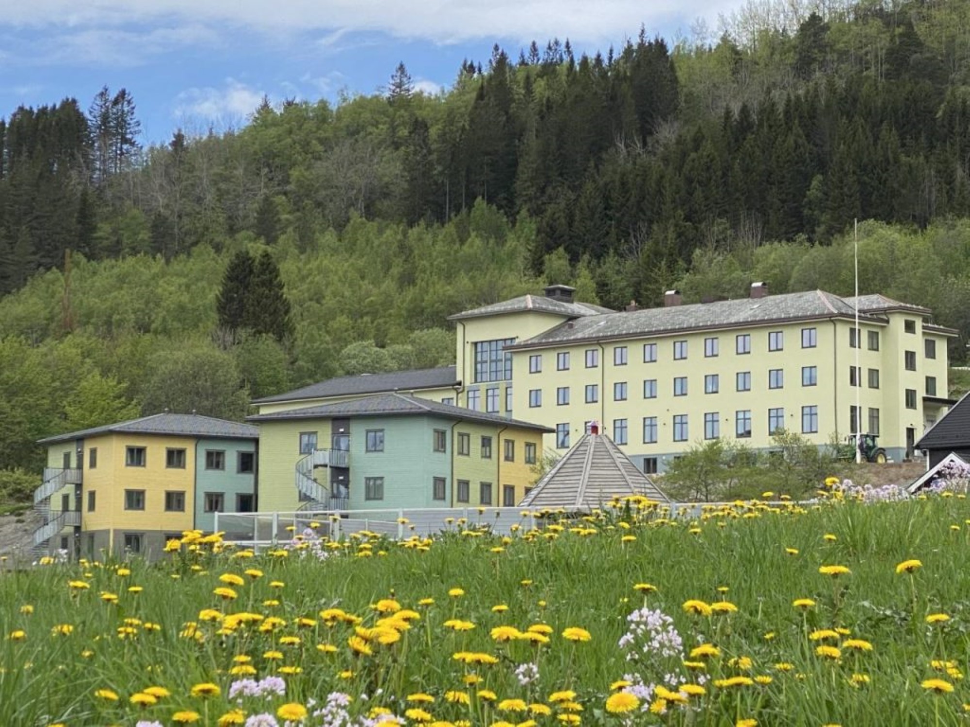 Bilde av Sjøholt folkehøyskole.