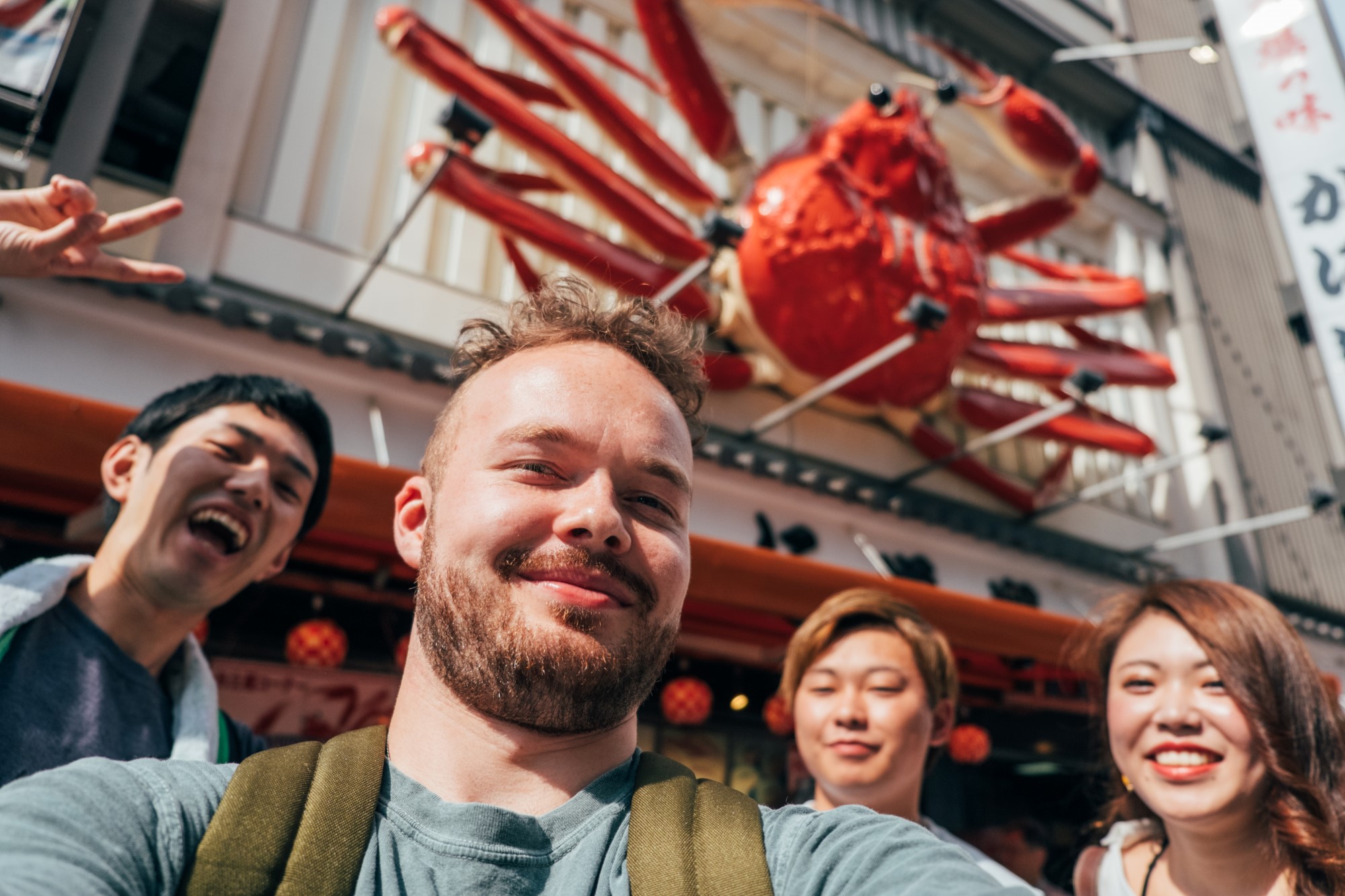 David sammen med japanske ungdom som smiler