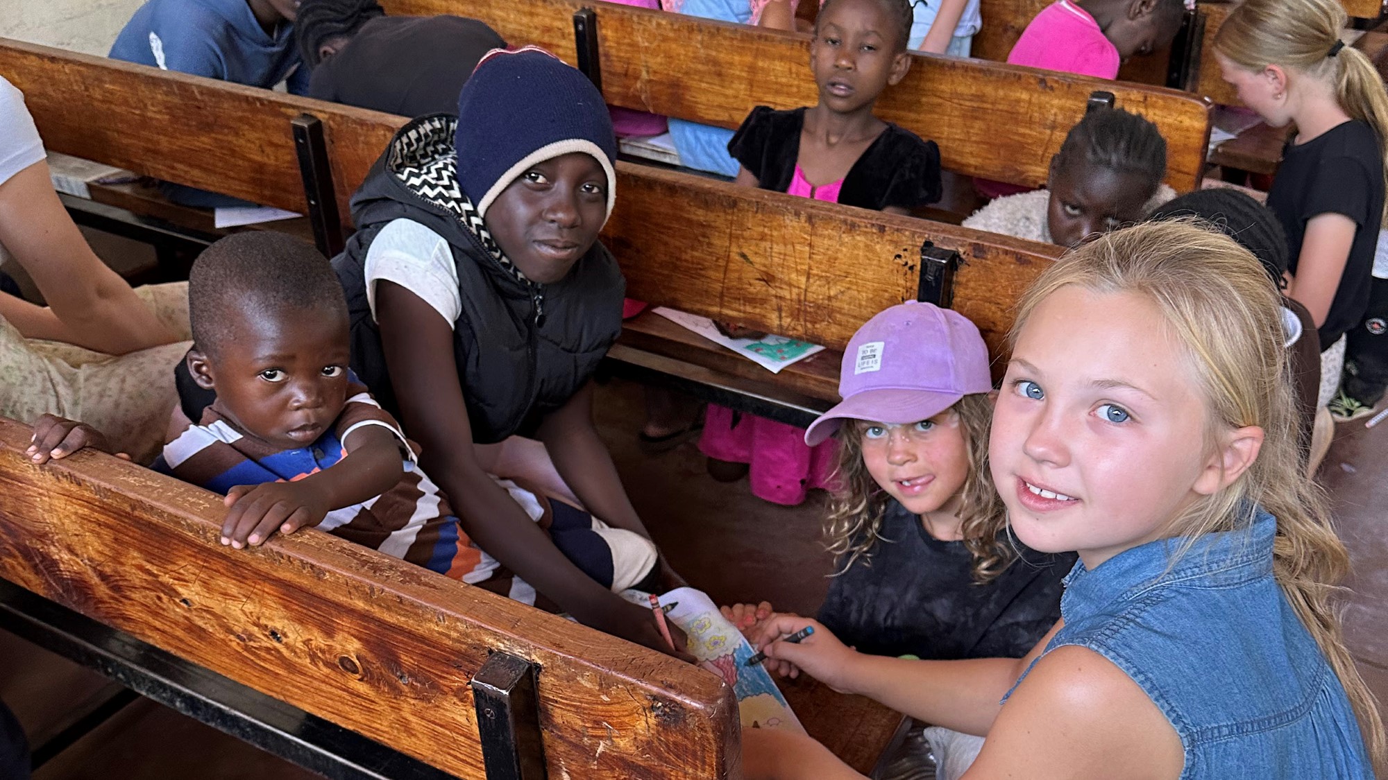 Norske og kenyanske barn i kirkebenkene